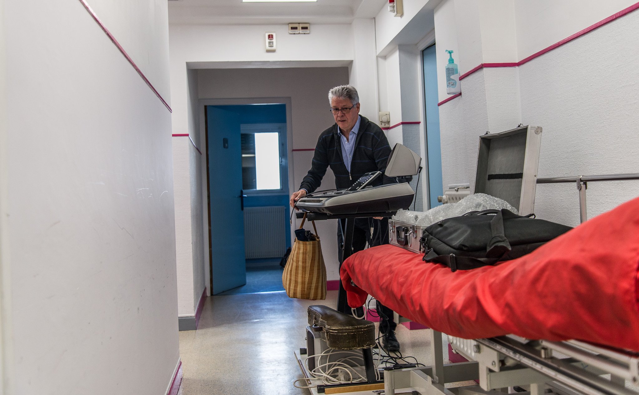 Installation du matériel avant d’aller à la rencontre des patients