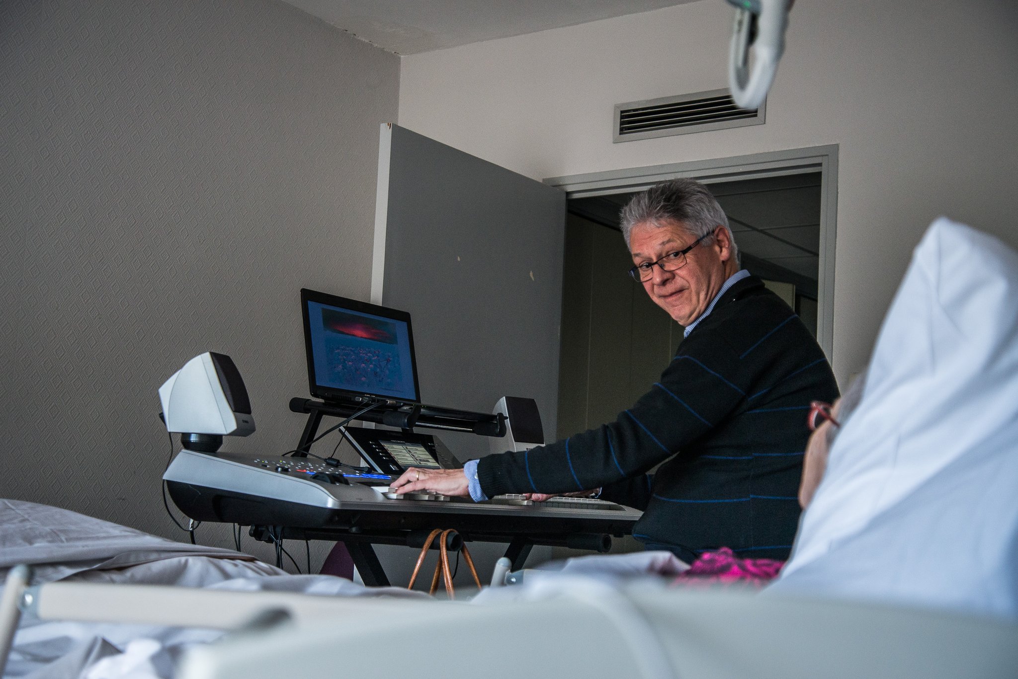 Echange de regard avec une patiente qui vient d’arriver en soins palliatifs et                                  ne comprend pas tout à fait ce qui lui arrive