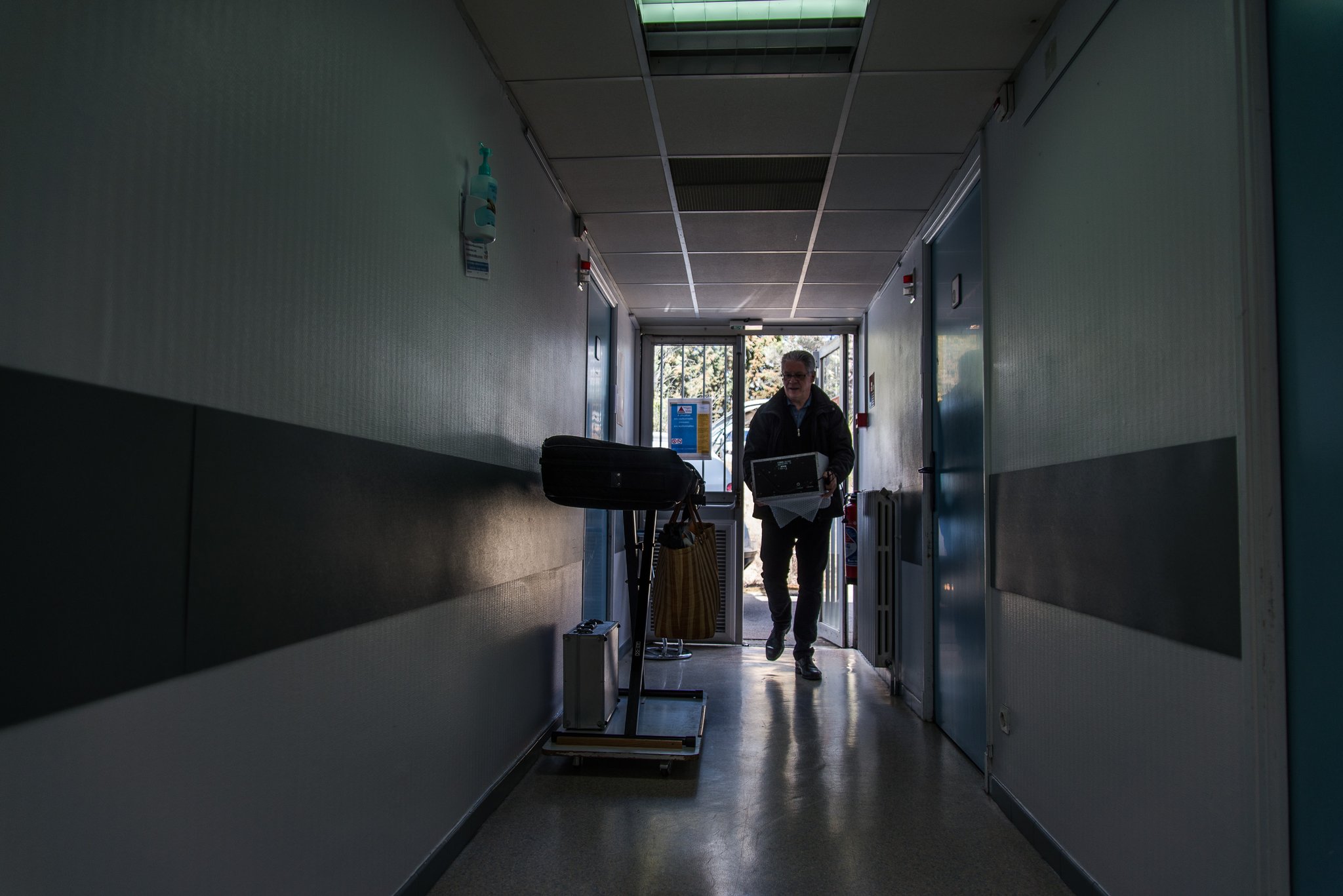 Installation du matériel avant d’aller à la rencontre des patients