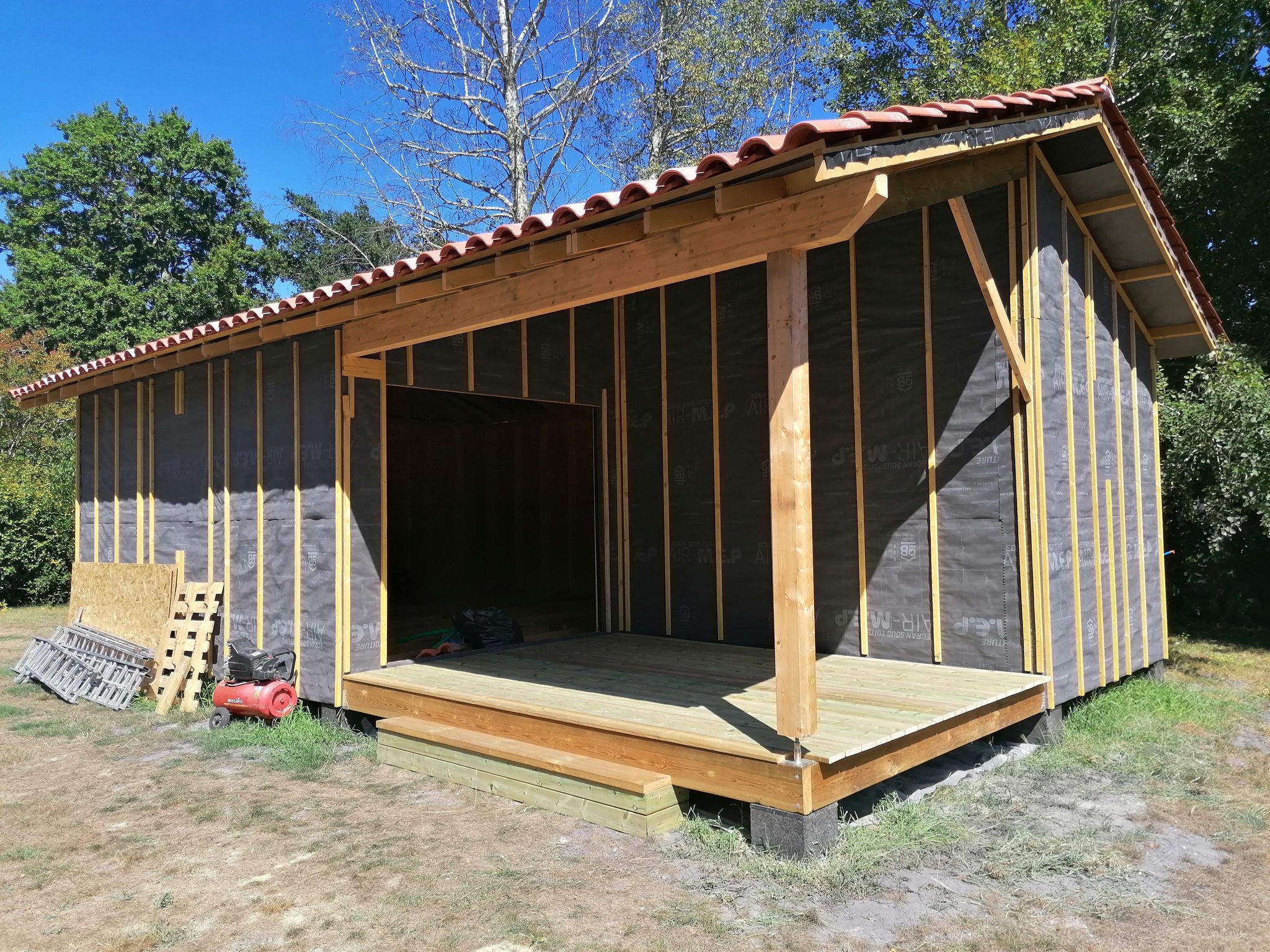Vue chalet ossature, charpente et couverture terminées