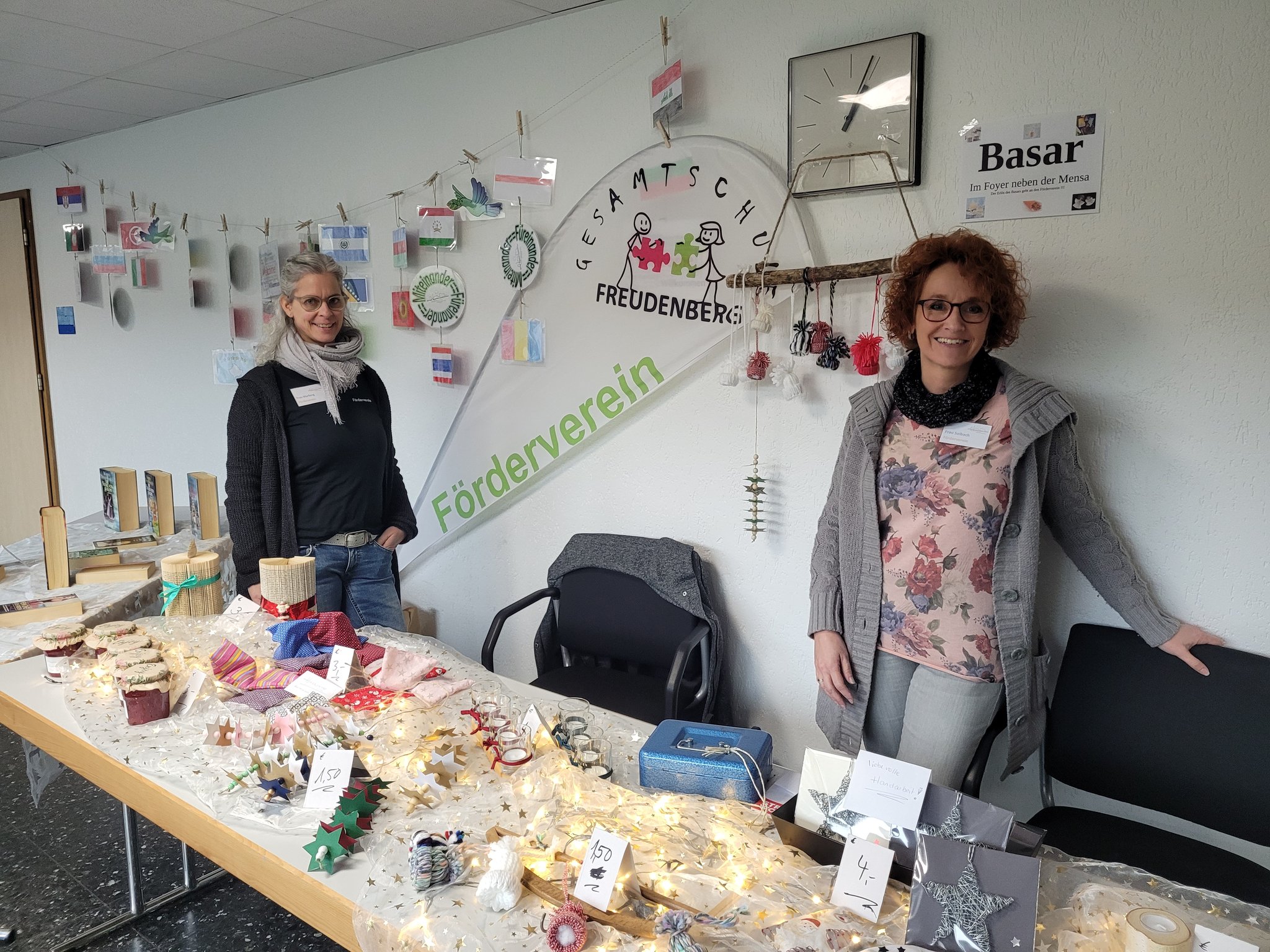 Der Förderverein verkaufte handgearbeitete weihnachtliche Dekoartikel.