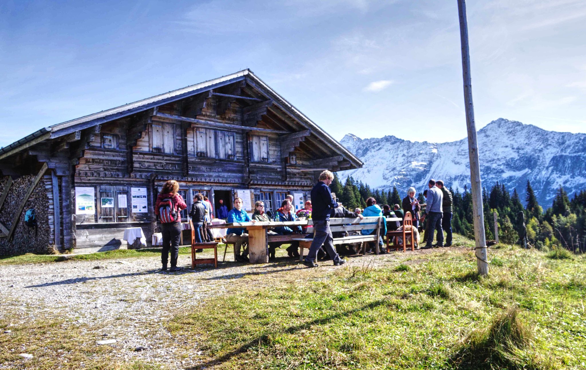 Die Alphütte und ihre Besucher