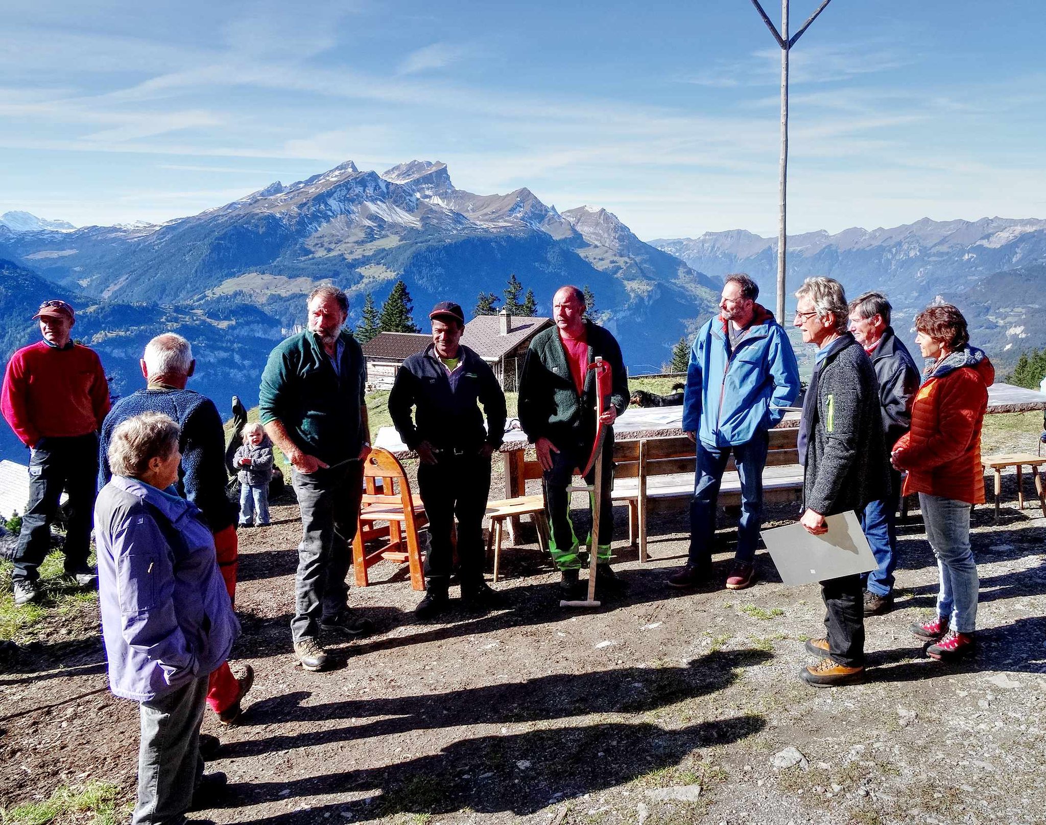 Arnold Schmid, Gemeindepräsident Hasliberg, gratuliert der Alpgenossenschaft Moosbielen