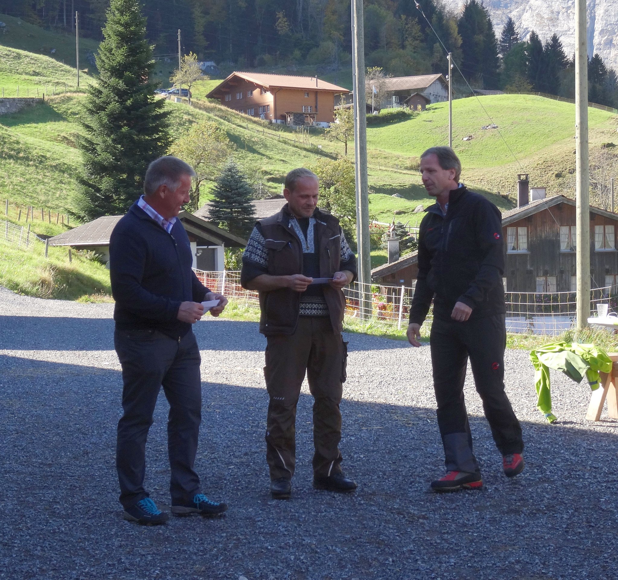 Der Präsident der Regionalkonferenz Oberland-Ost, Peter Flück, übergibt die Schecks an die Gewinner des Kulturlandschaftspreises 2017.