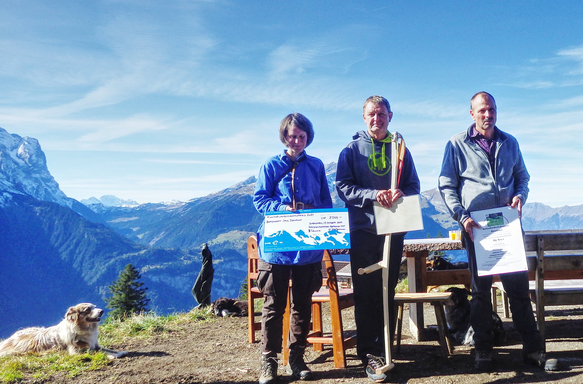 Gewinner Alp Sous v. li.: Tanja Burri (Pächterin), Christian von Allmen (Schreiber), Roger Wyss (Bergschaftspräsident). Foto: Sibylle Hunziker