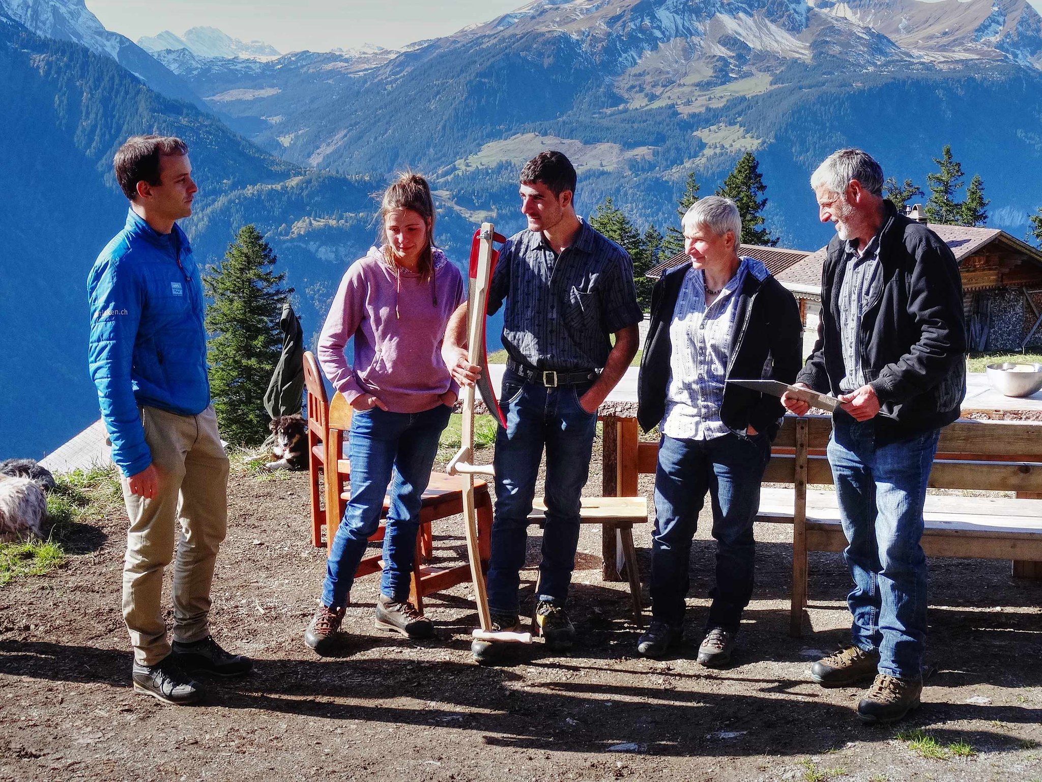 Christoph Leibundgut, Kommunikationsverantwortlicher TOI, übergibt die Sense Stefan Blatter