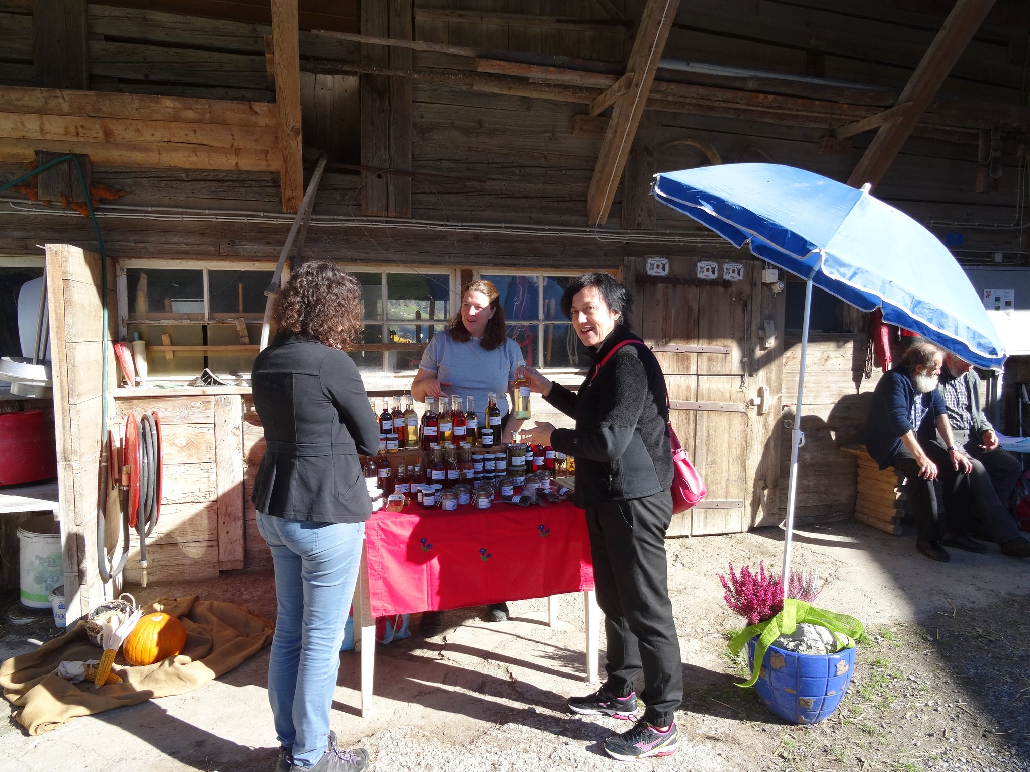 Daniela Kobel verkauft lokale Produkte an Andrea Schneideer und Antonietta Grosjean vom TOI.  Kontakt auch unter kraeuter.zauber@bluewin.ch