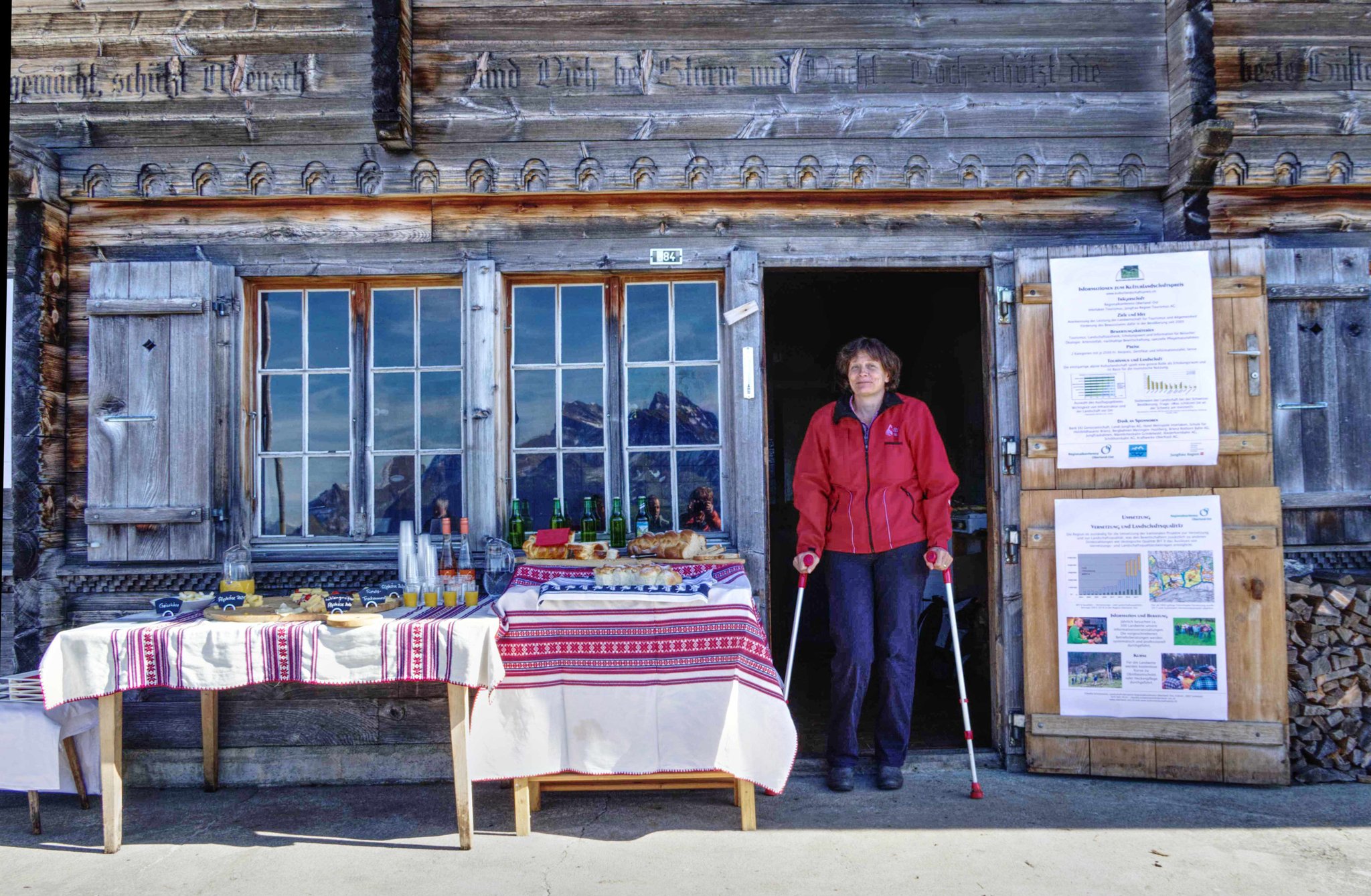 Dora Wilhelm von der Alpgenossenschaft Moosbielen lässt sich trotz Krücken nicht vom Helfen abhalten