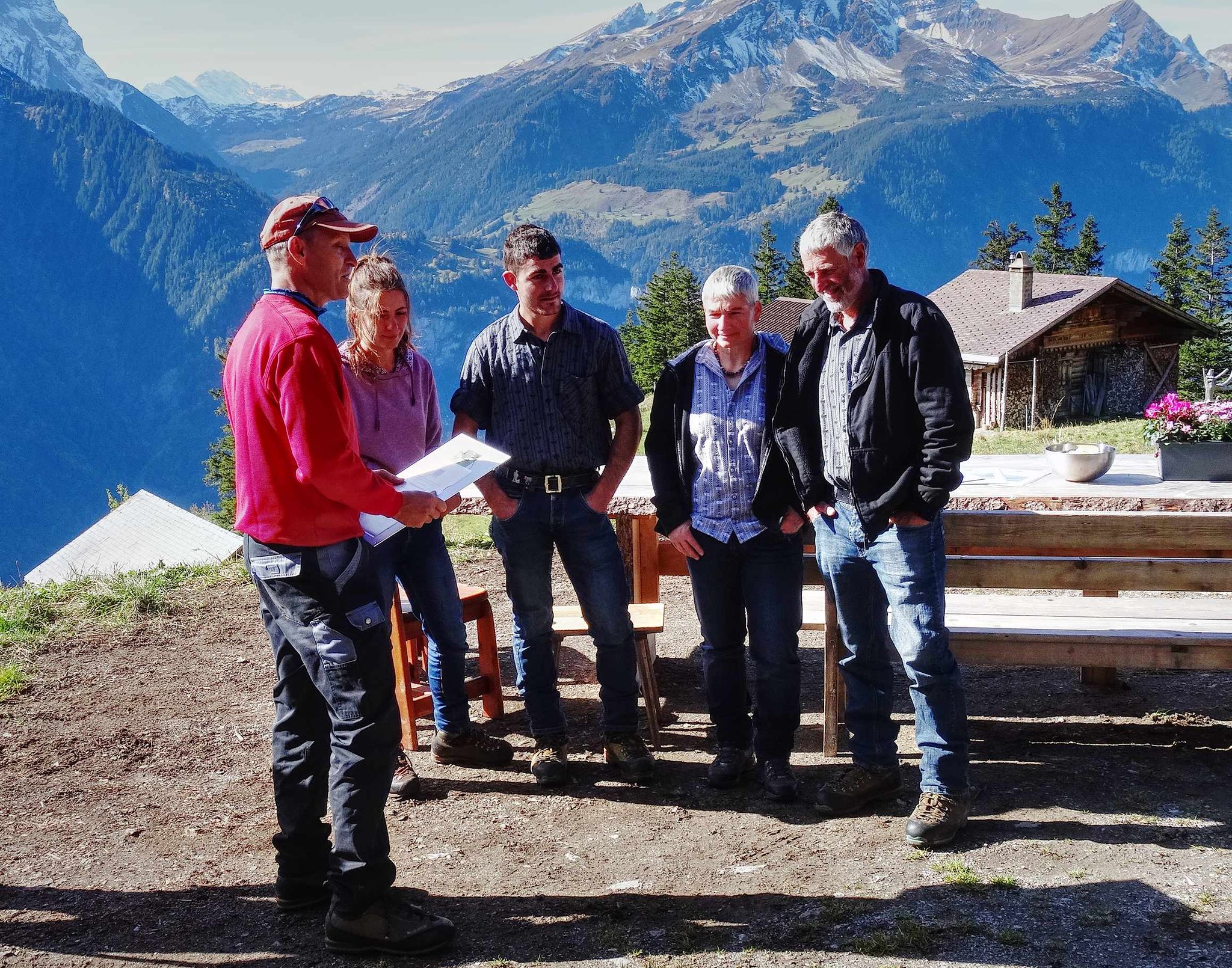 Erich Sterchi, Gemeindepräsident Hofstetten, gratuliert Familie Blatter