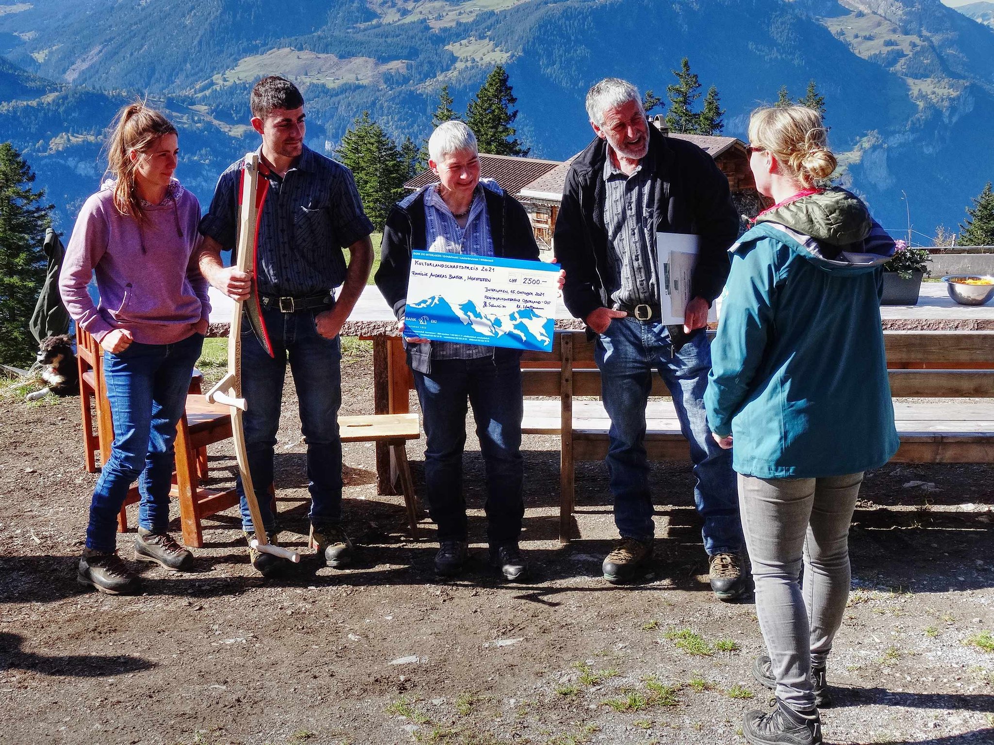 Monika Neiger, Team Leader Marketing JRT, übergibt den "grossen" Scheck