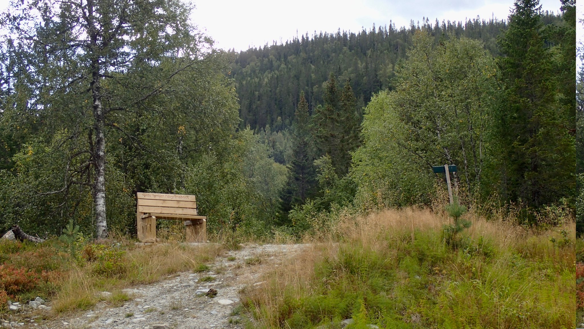 pilegrimsbenk, en velkommen pause etter 4 km oppover
