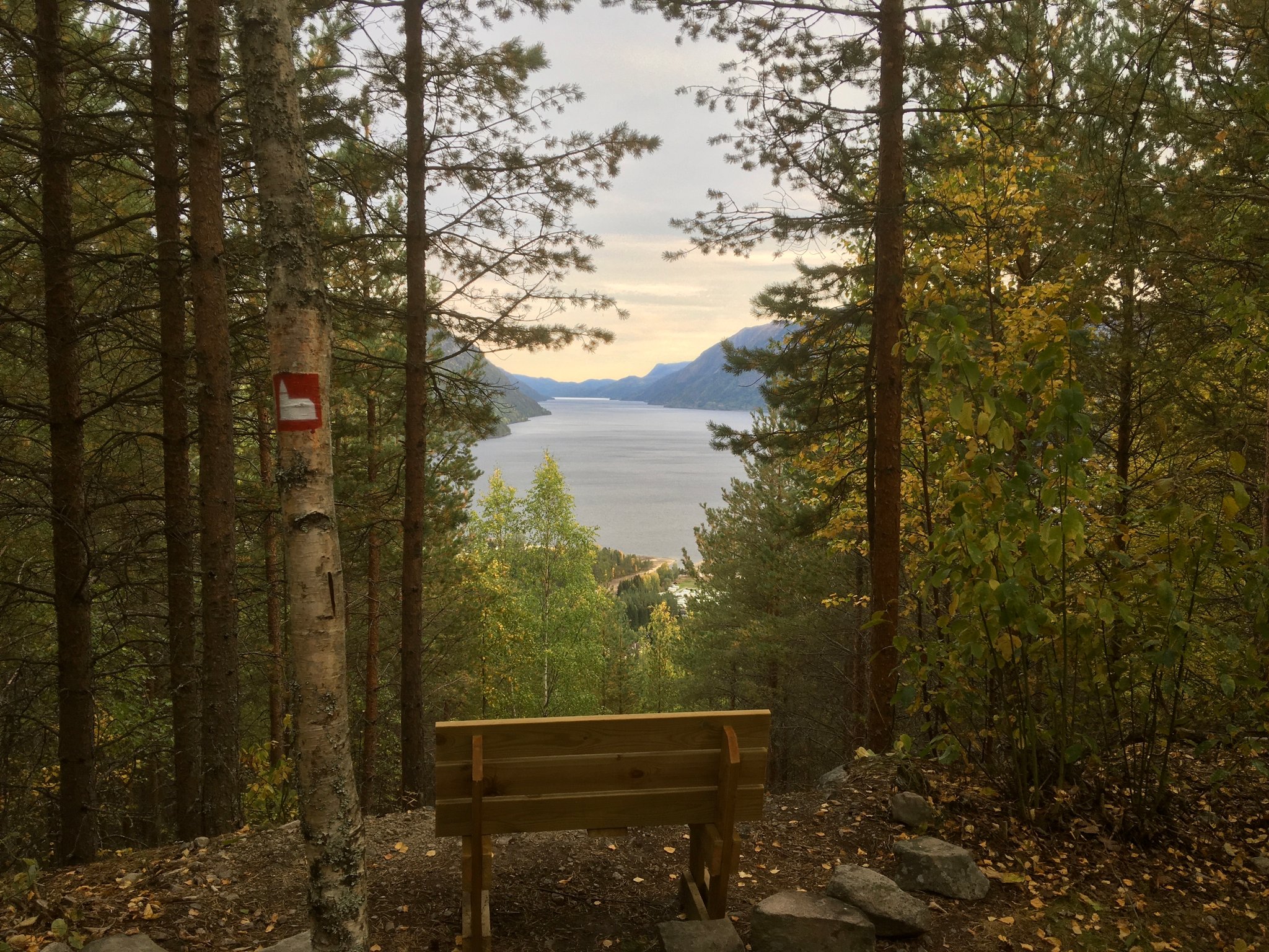 Immer wieder ergibt sich eine tolle Aussicht über den Tinnsjø