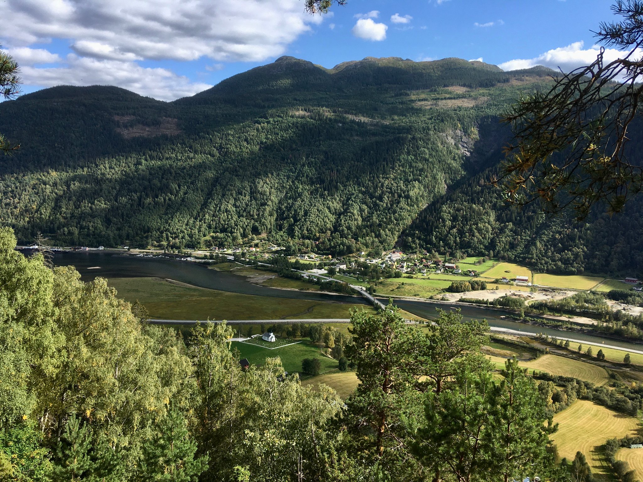 das Ziel im Blick, Mæl Kirche und der Campingplatz auf der anderen Seite des Flusses