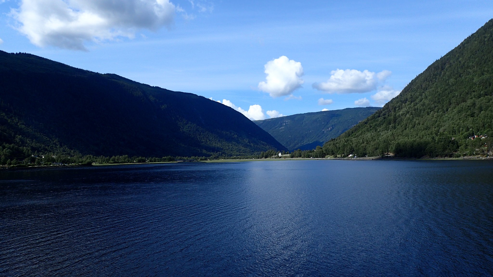 Mæl mit der Kirche mitten im Bild