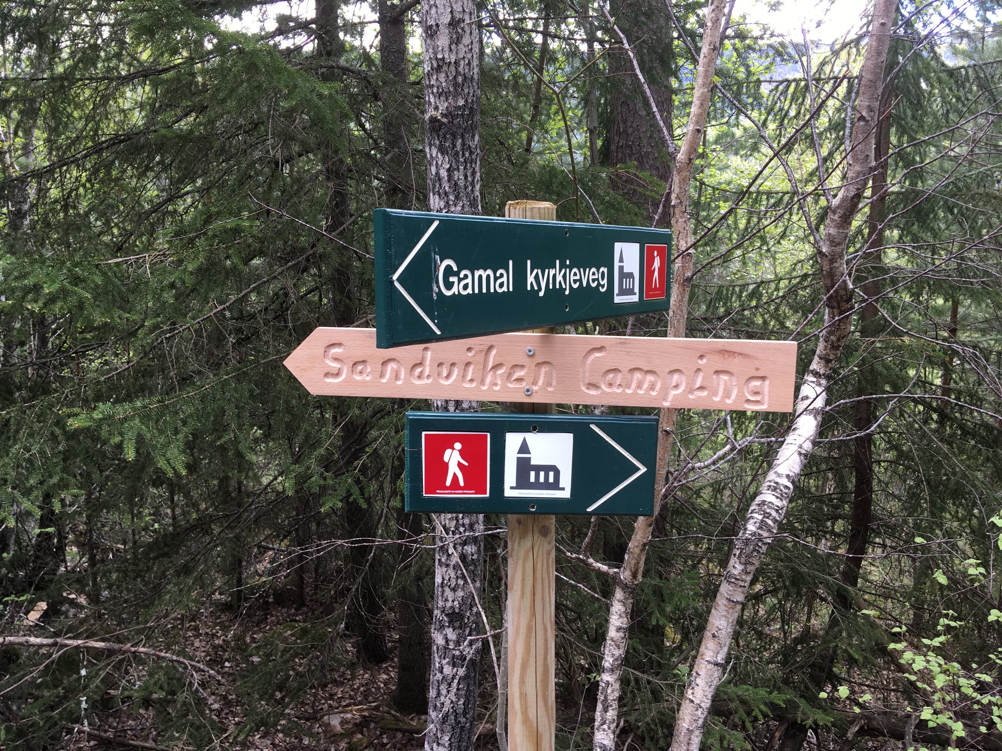 her kommer du ut fra gamel kirkesti på grusvei og tar deg til venstre mot Sandviken Camping