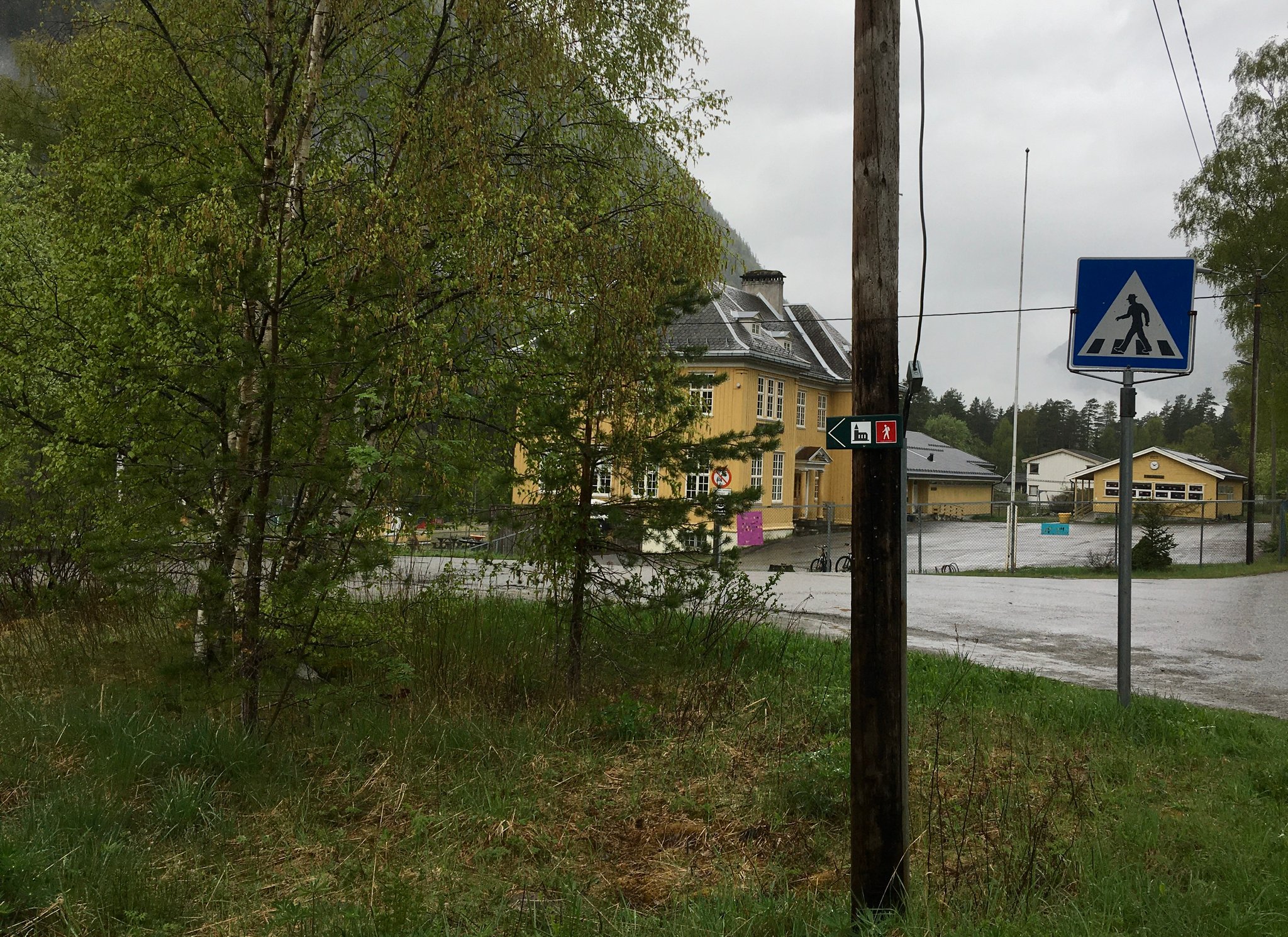 ved Miland skole mot venstre