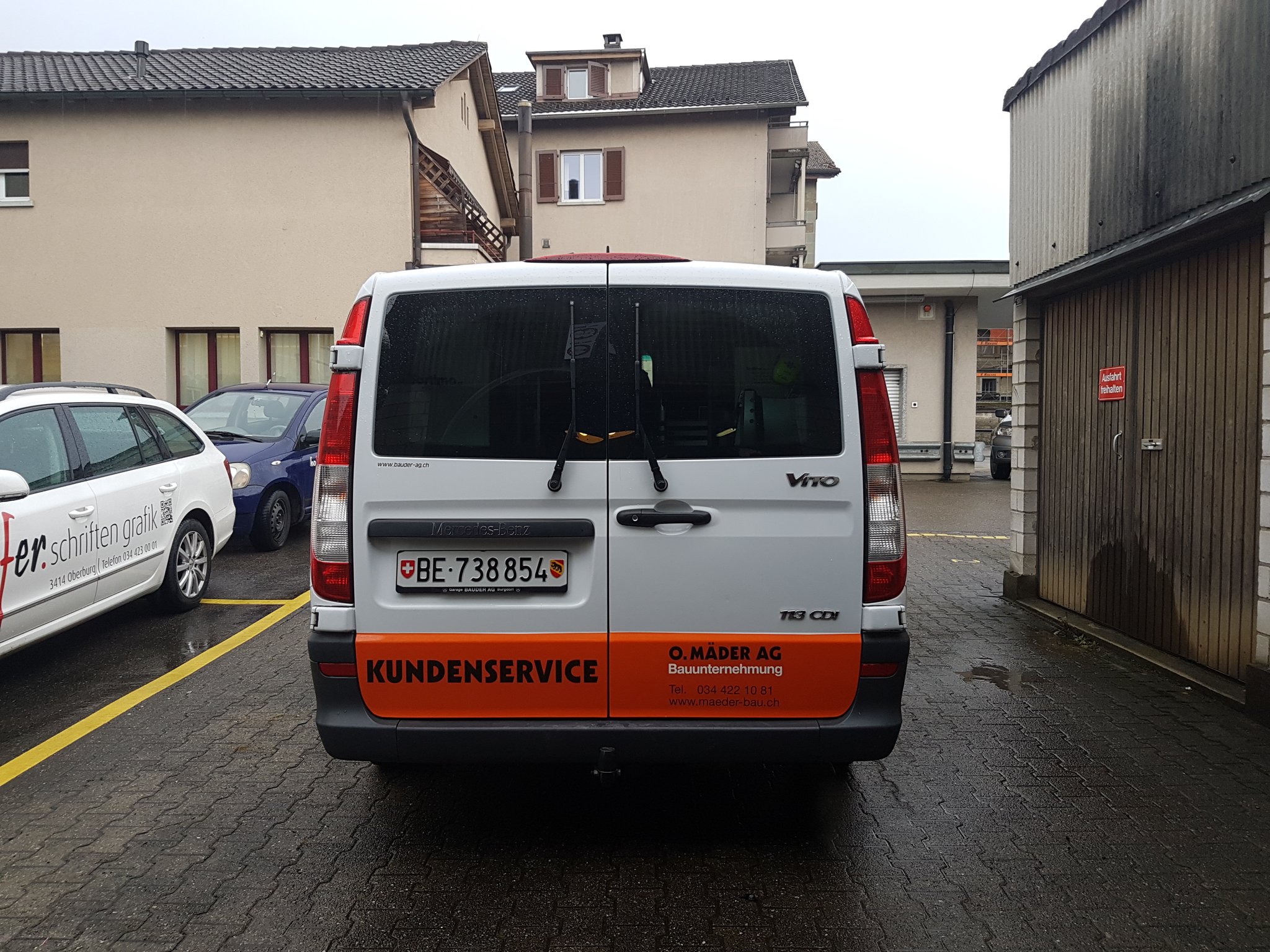 Teilfolierung - Kundenservice-Fahrzeug Firma Mäder Bau, Oberburg