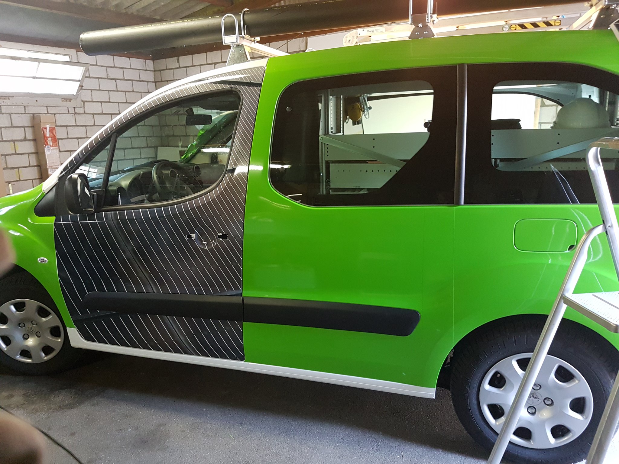 Digitaldruckfolie und grüne PVC Folie (Car-Wrap)