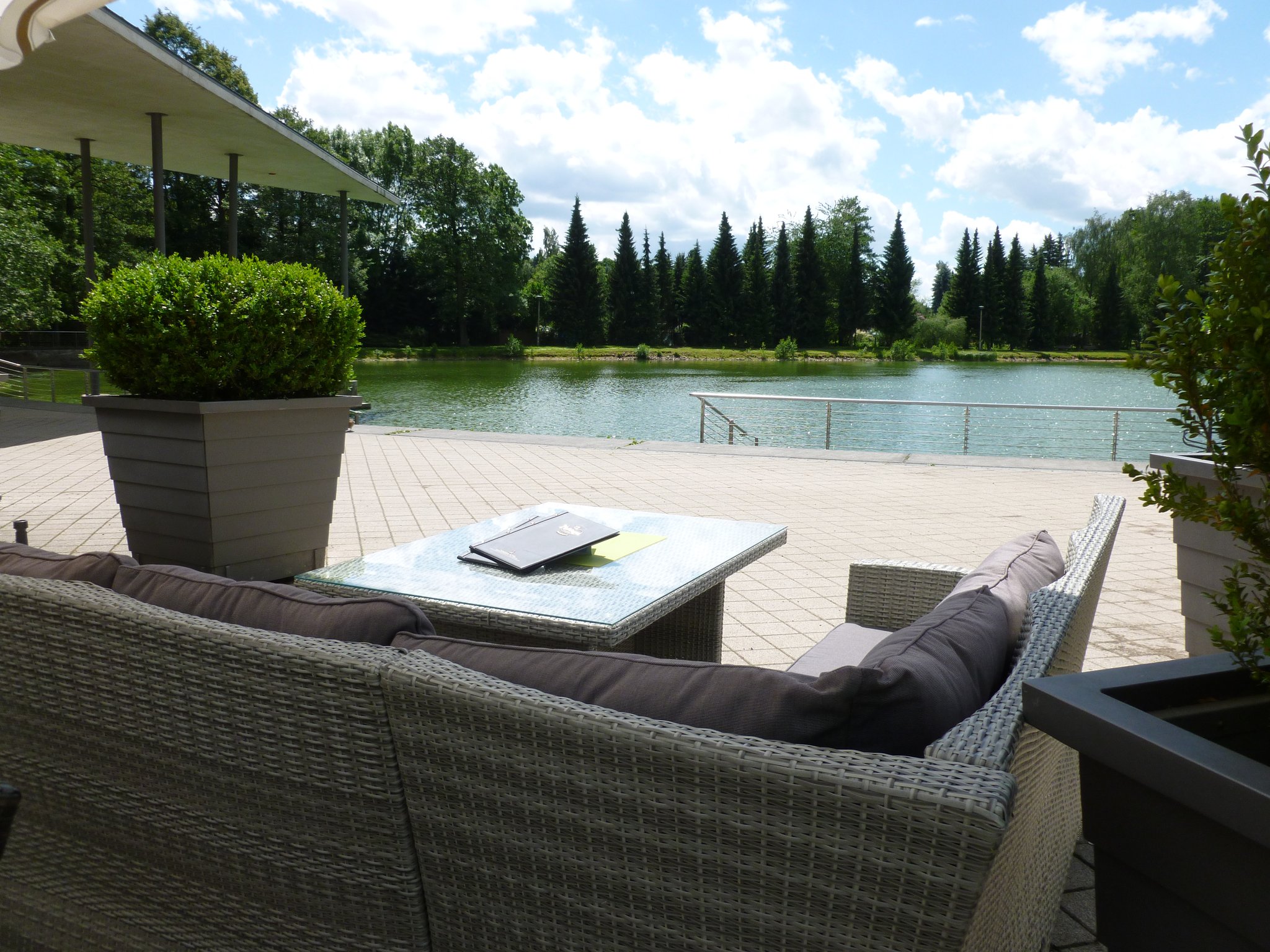 Loungebereich mit Blick auf den Teich