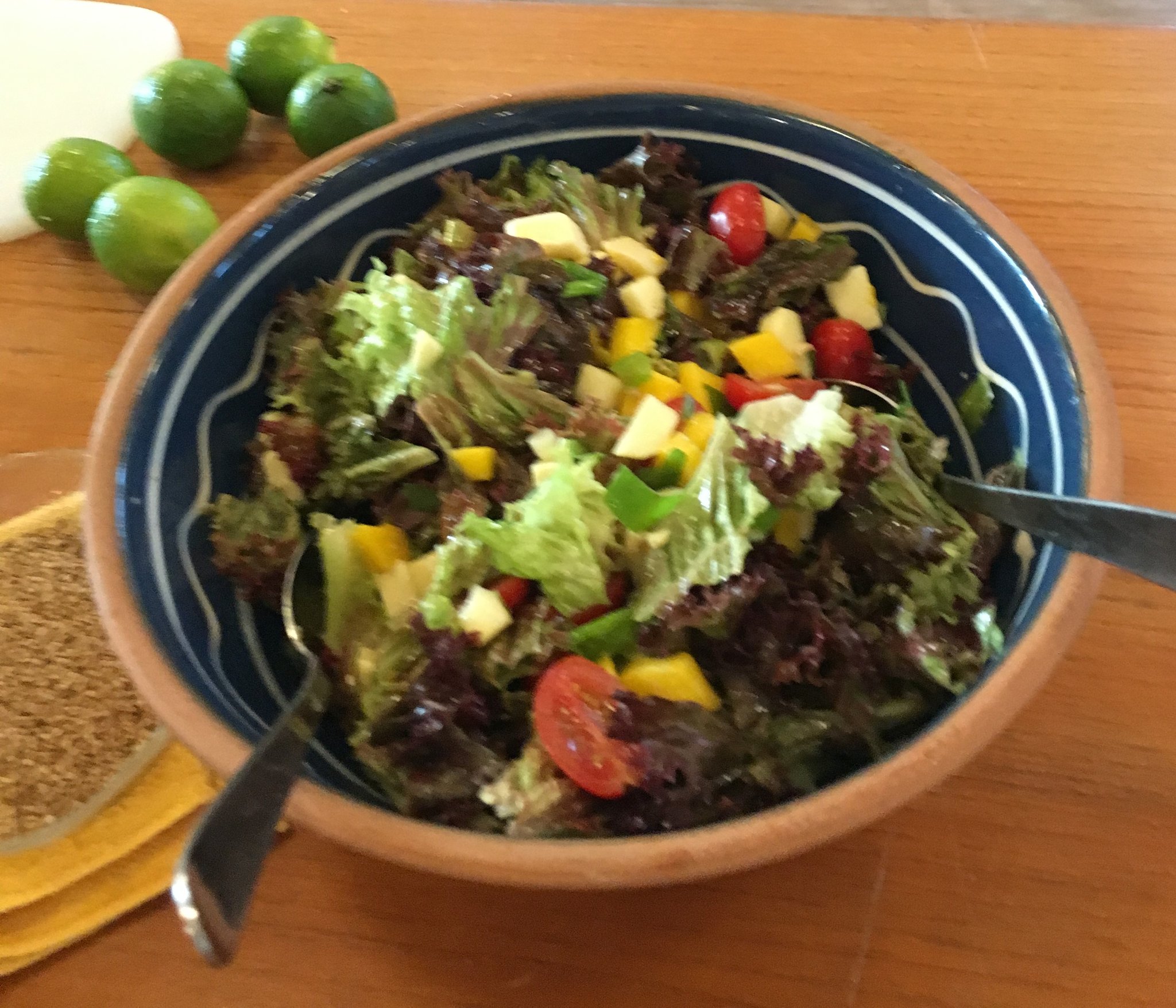 ein leckerer Lollo-Rosso-Salat mit Käse