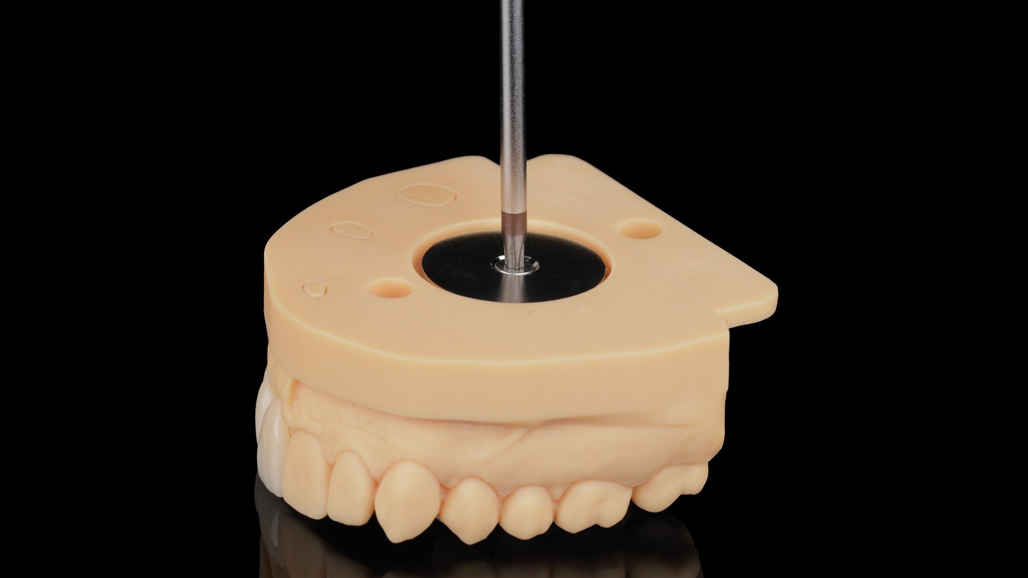 STEP 11 模型の製作完了後、対応するマグネットプレートをアタッチメントに装着します。模型の重量に応じて、厚さ1.5mmまたは1.0mmの金属プレートを選択できます。