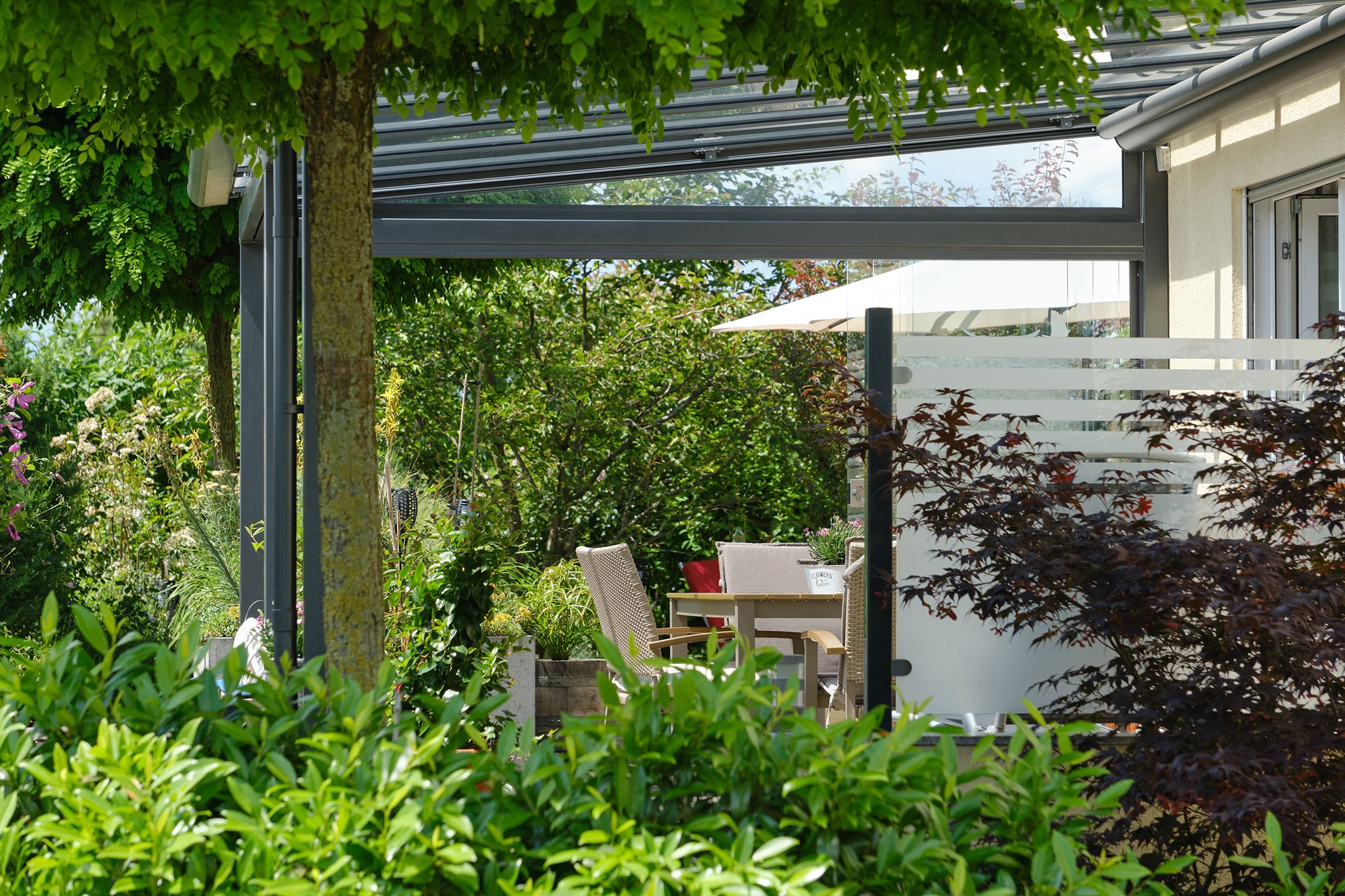 Auf- und zuschiebbarer seitlicher Windfang