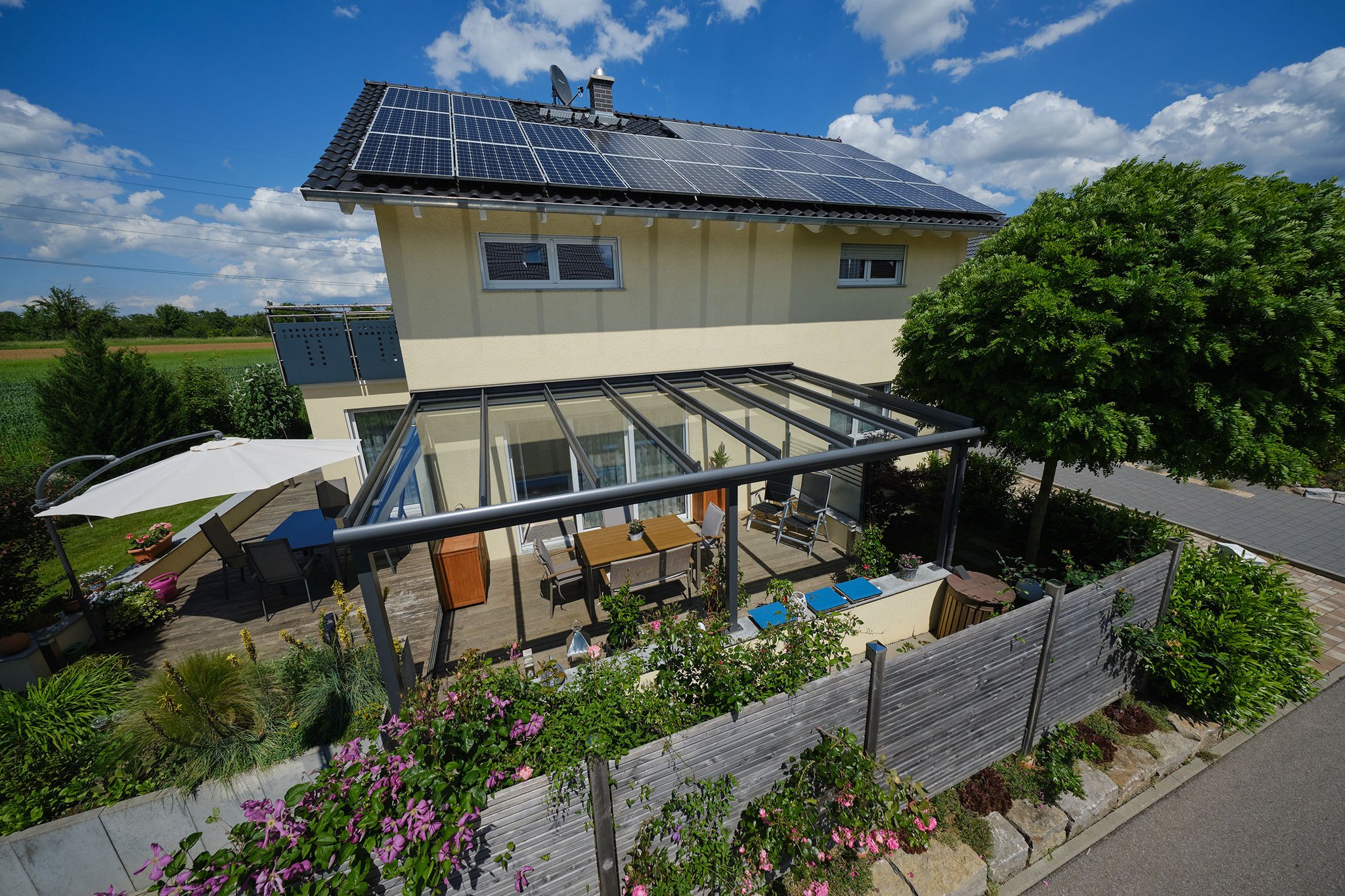 Lamellen-Crosszaun mit Berankung als Sichtschutz