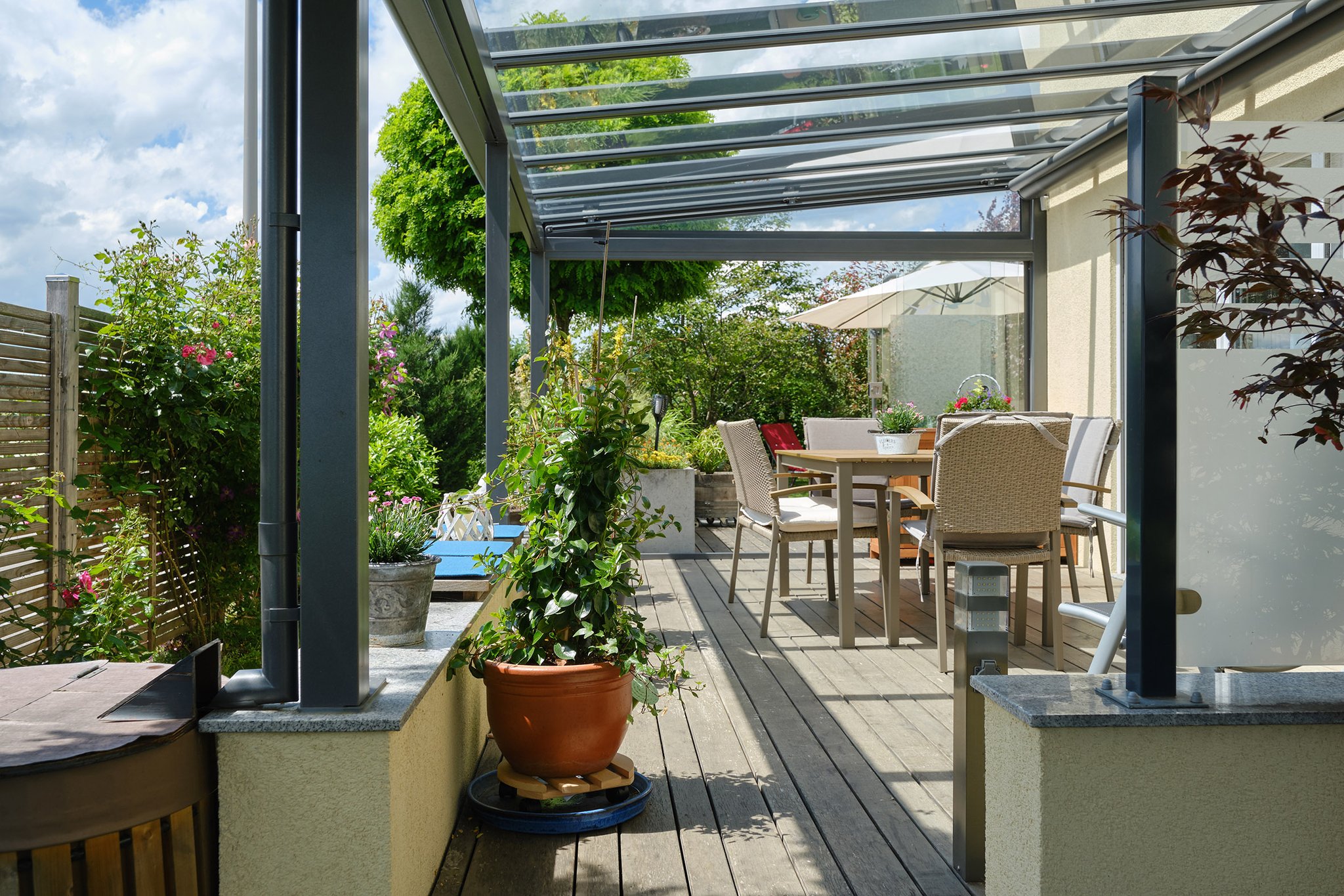 Überdachter Sitzbereich, der das Wohnzimmer nach draußen verlängert