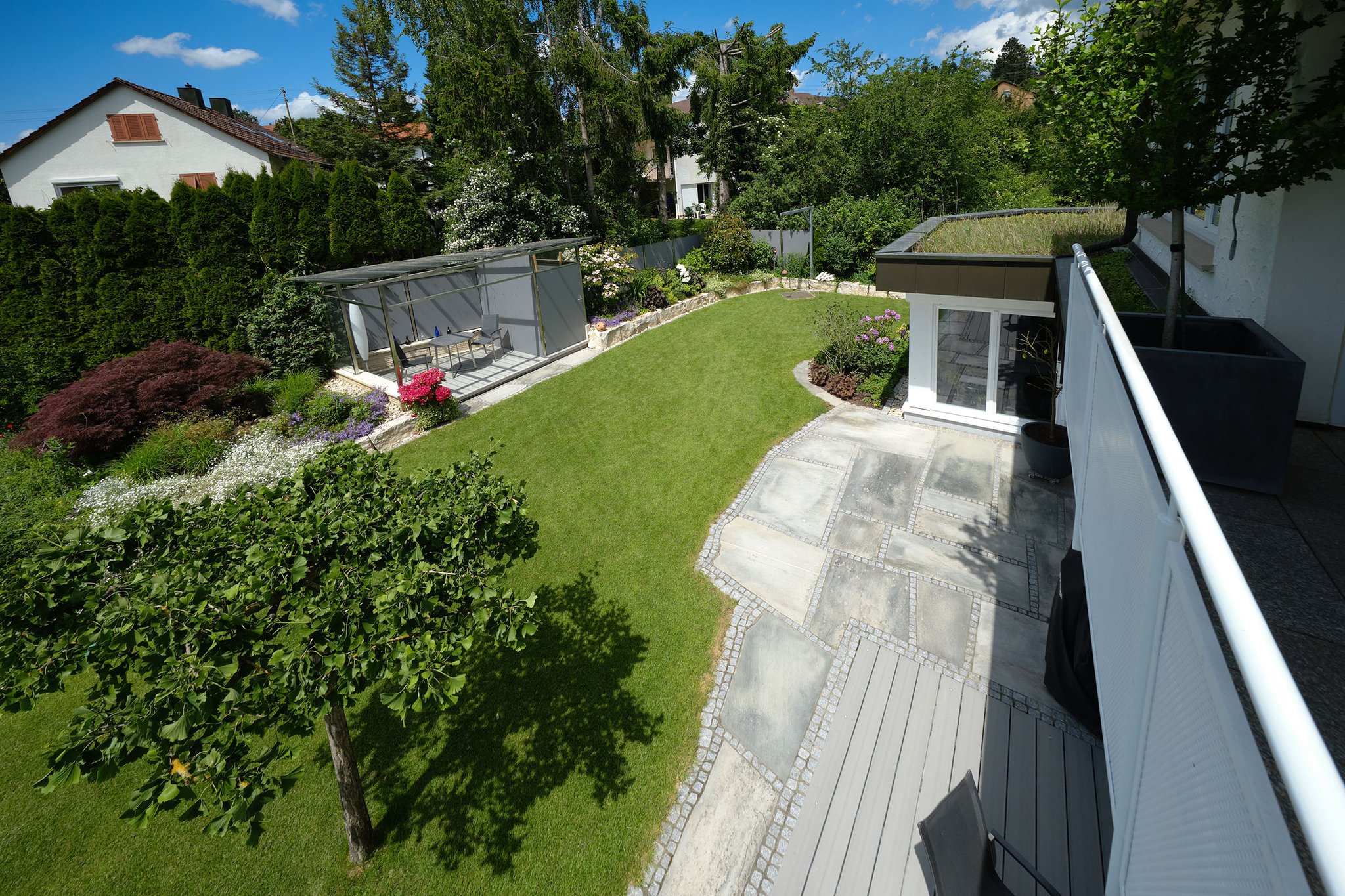 Gartenüberblick mit neuer Terrassenerweiterung