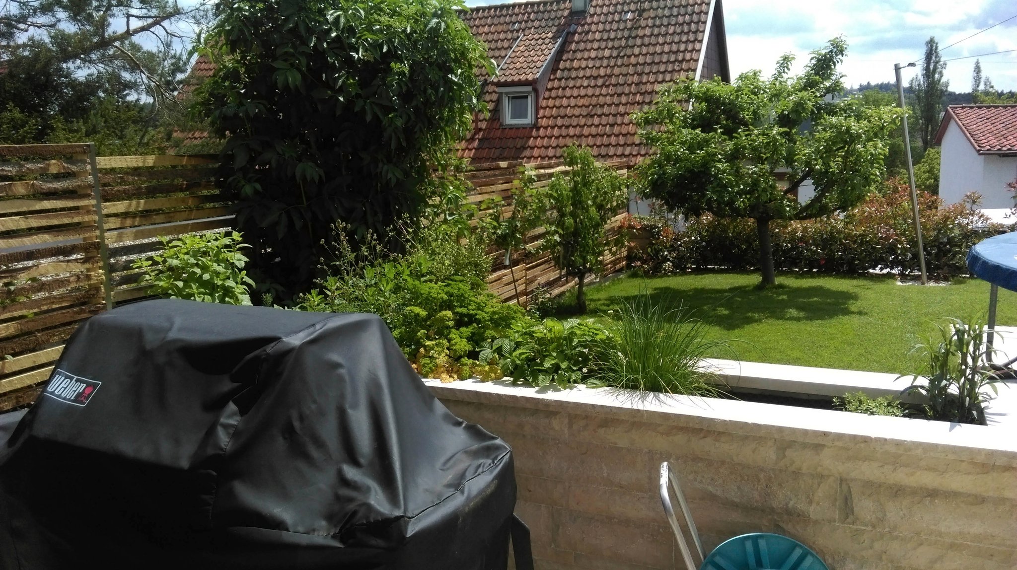 Grillecke mit Hochbeet