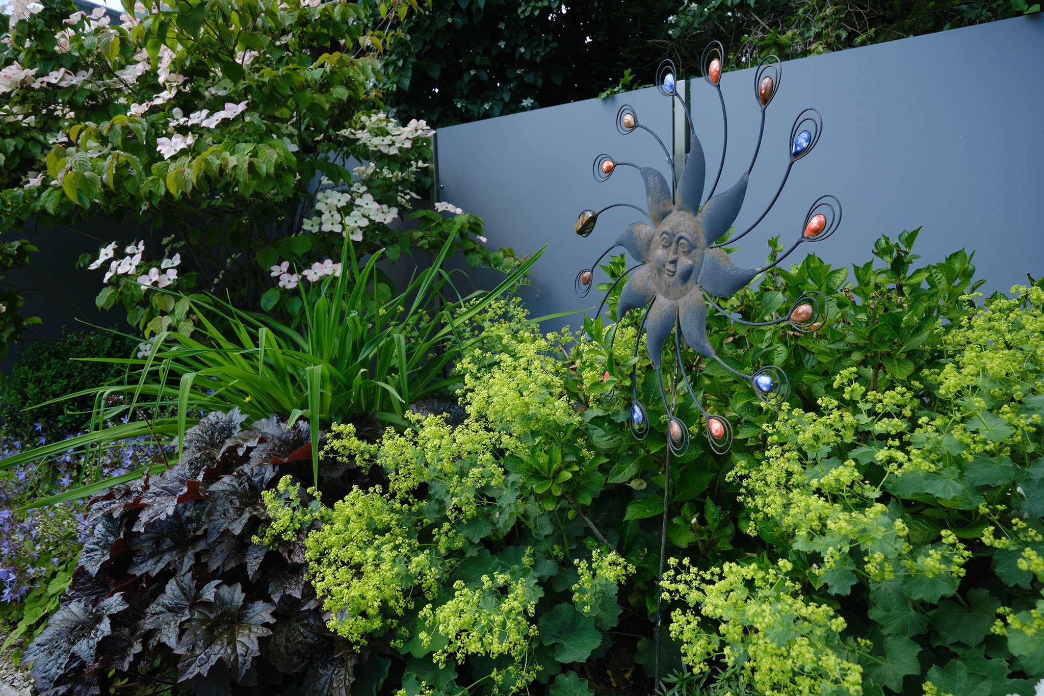 ... wird auch im anschließenden Sichtschutz-Zaun weitergeführt