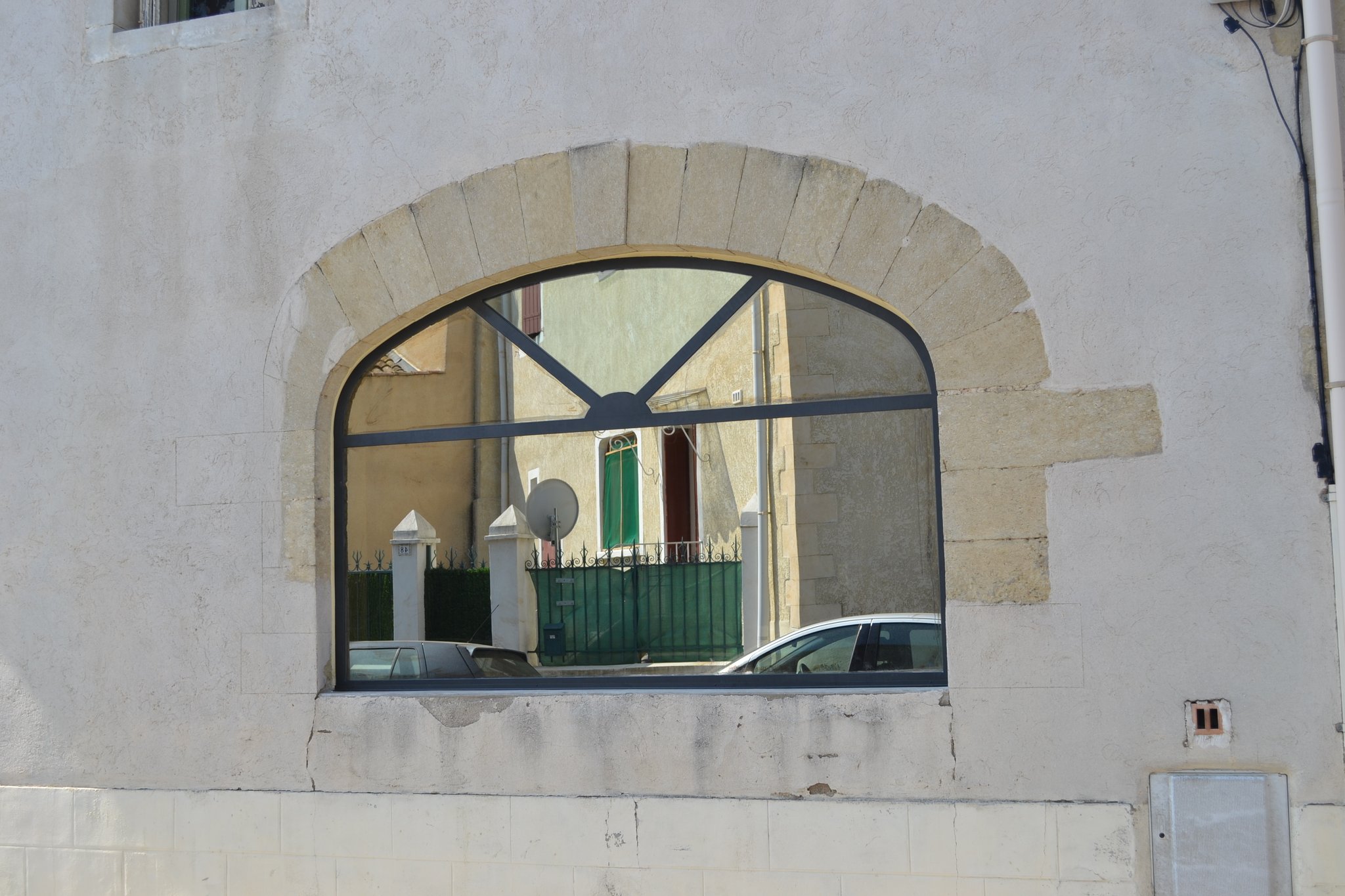 Menuiserie acier cintrée vitrage sans tain, Métalu d'OC