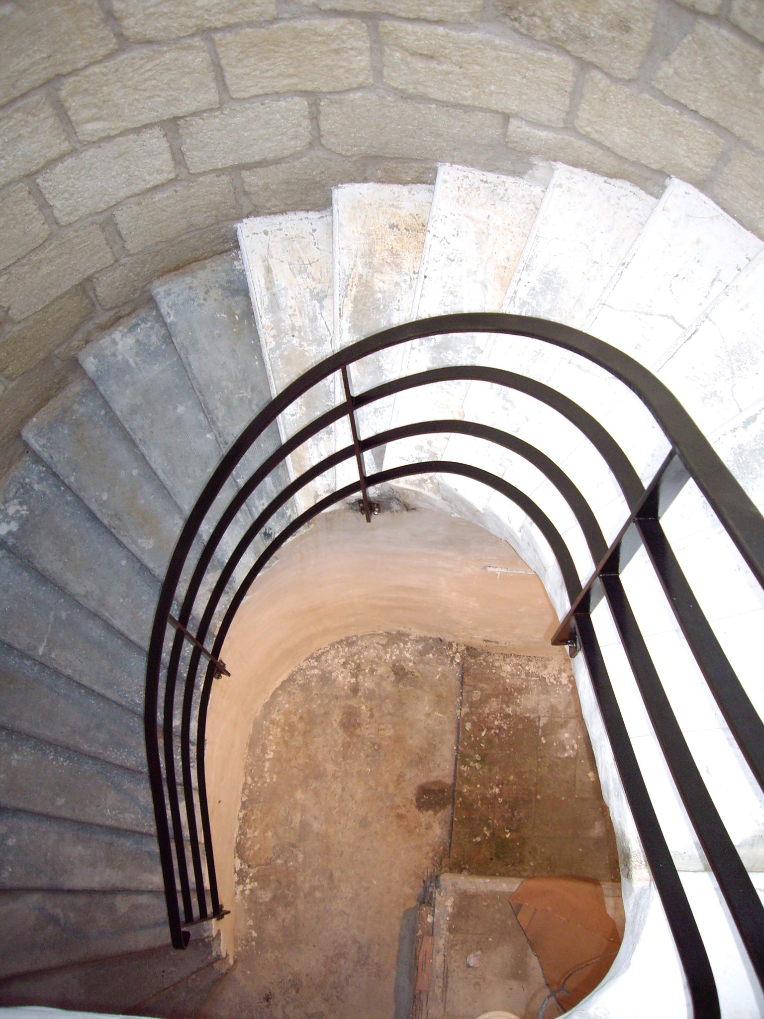 Rampe débillardée avec lisses et main courante en fer plat. Sommières, Gard (30) Métalu d'oc