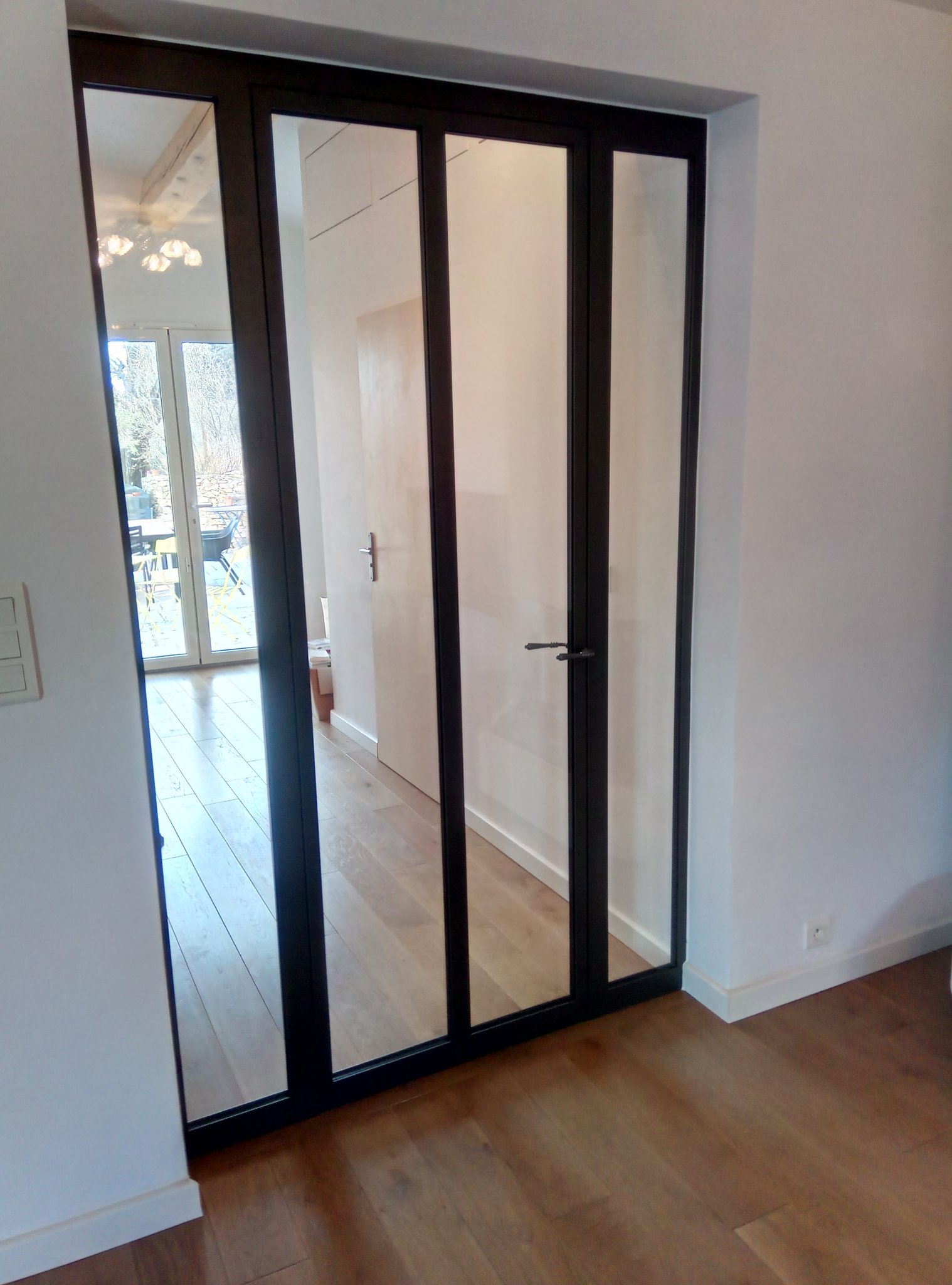 Menuiserie intérieure Jansen. Finition Noir 2100 sablé. 