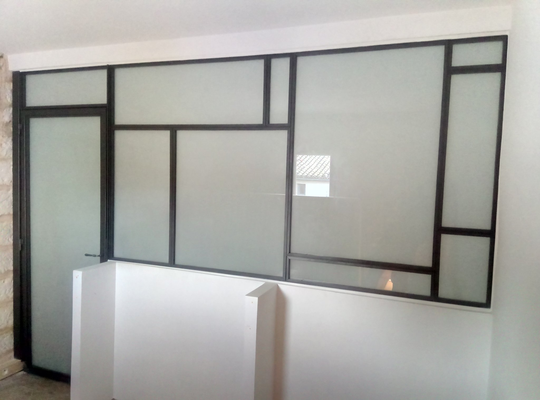 Porte et verrière avec volumes de verre différents, vitrage opale, Lunel, Hérault (34) Métalu d'oc