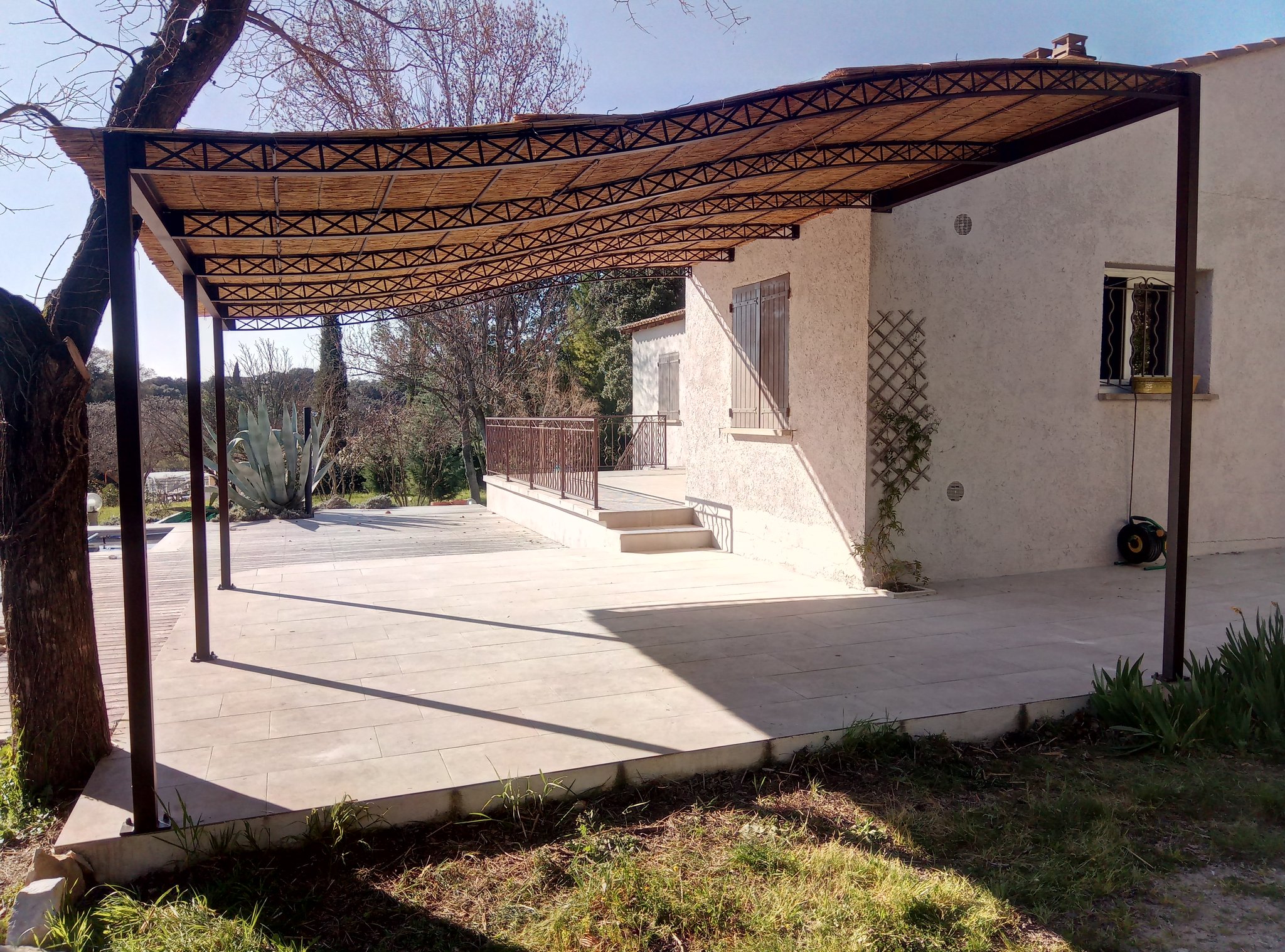 Pergola traditionnelle avec paillasson camarguais. Aubais, Gard (30) Métalud'Oc