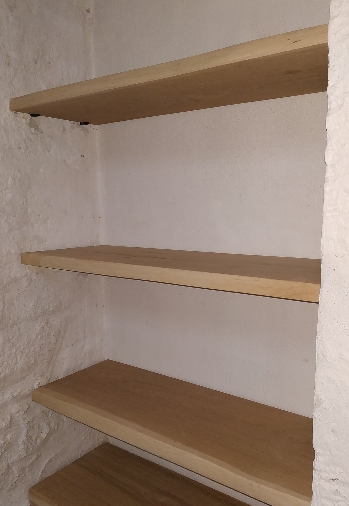 Étagères chêne massif, fixation discrète