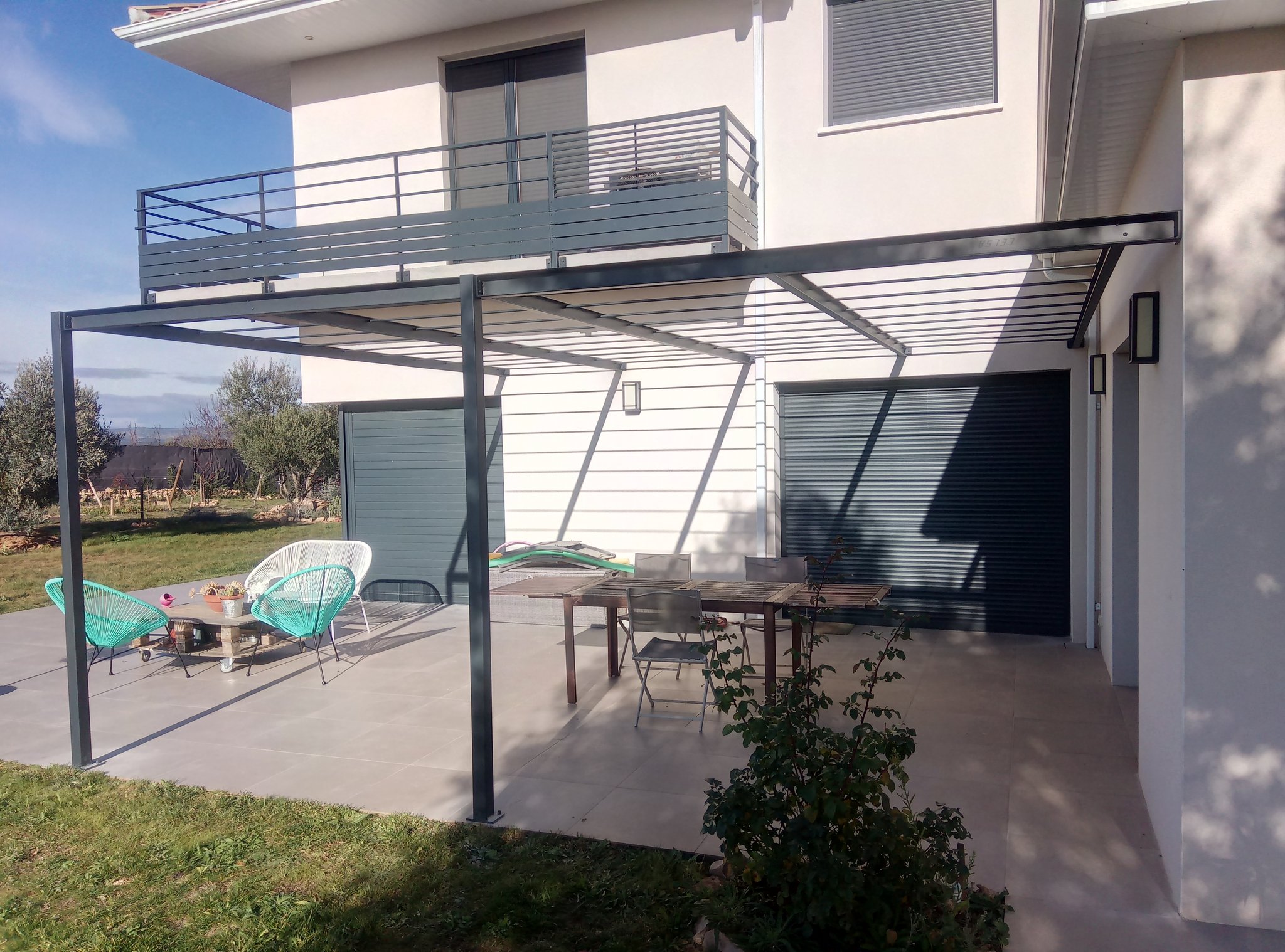 Pergola moderne, structure en IPE acier, finition par thermolaquage gris anthracite, Balaruc le vieux,  Hérault (34) Métalud'Oc