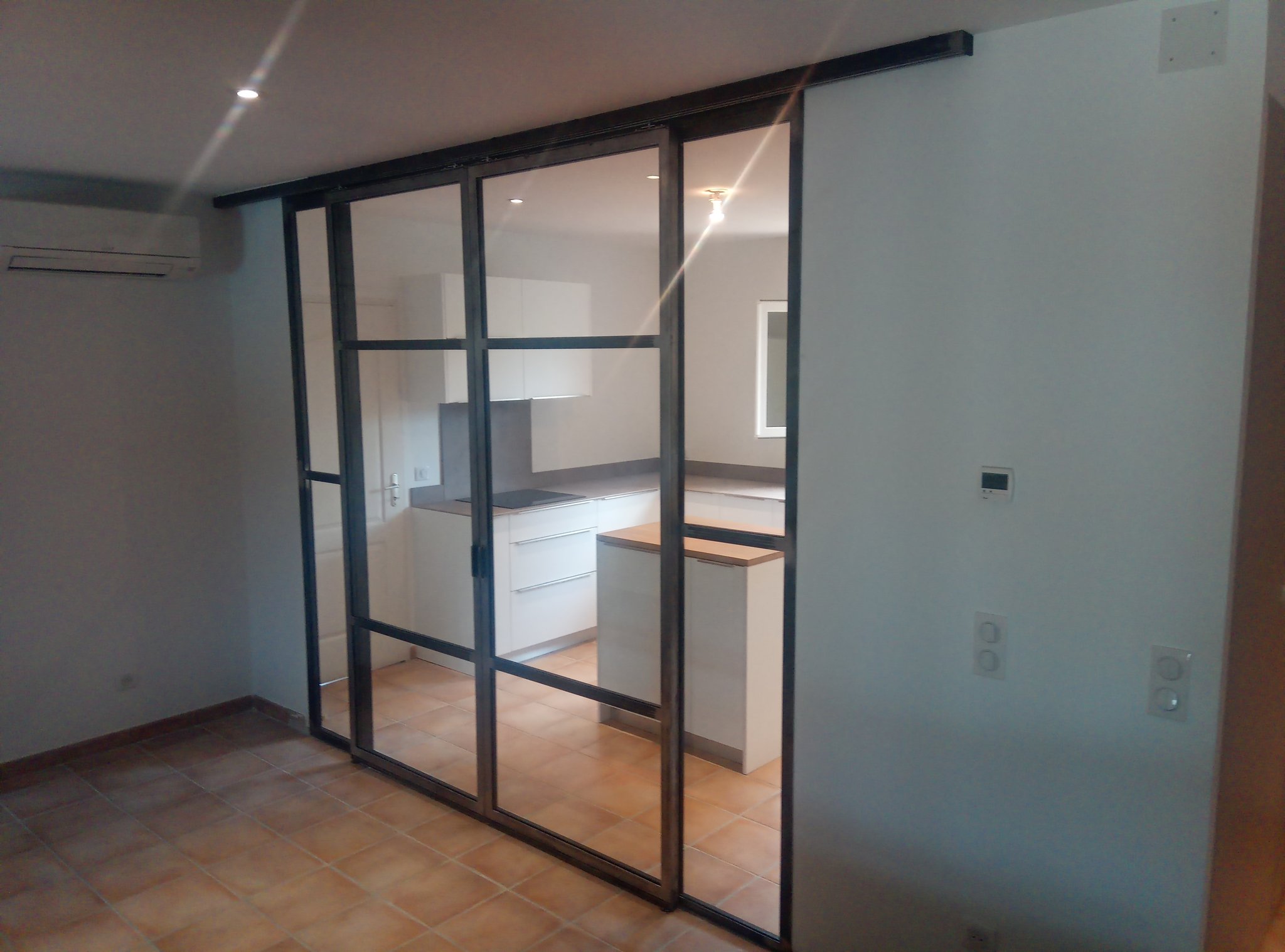 Verrière intérieure avec portes coulissantes, verre clair et finition brute. Uchaud, Gard (30) Métalu d'oc