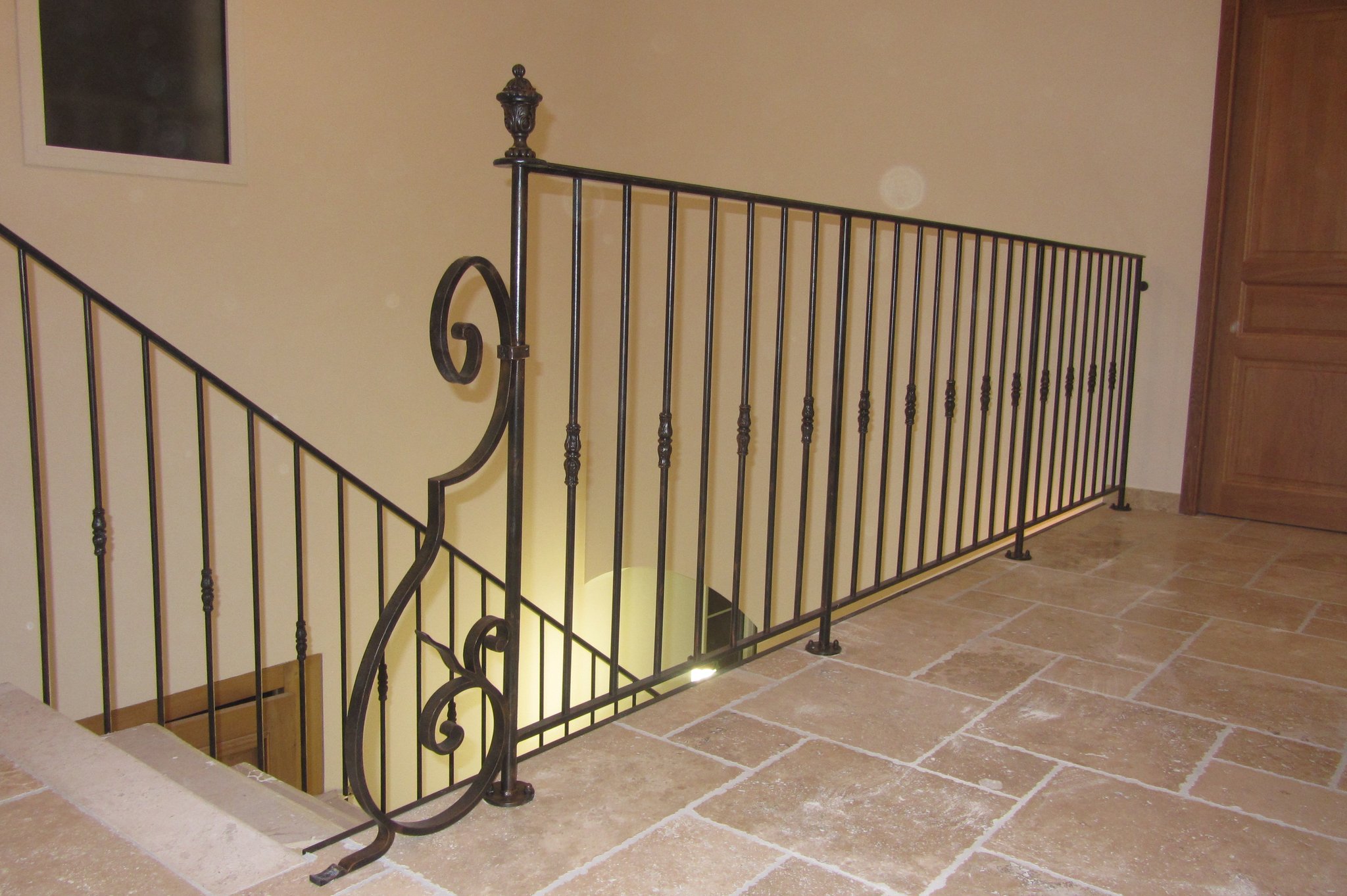 Détail du départ de garde corps forgée. Métalu d'oc