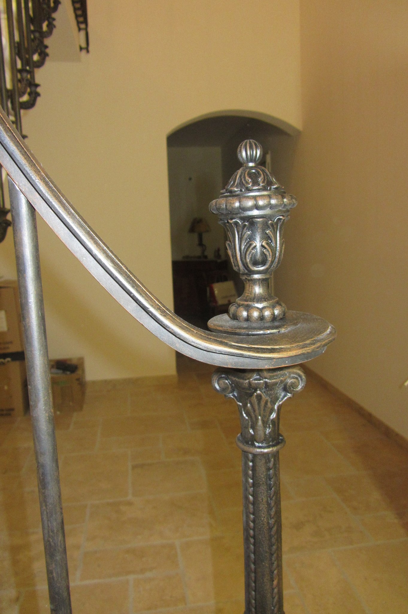 Détail du départ de rampe avec patine. Métalu d'oc