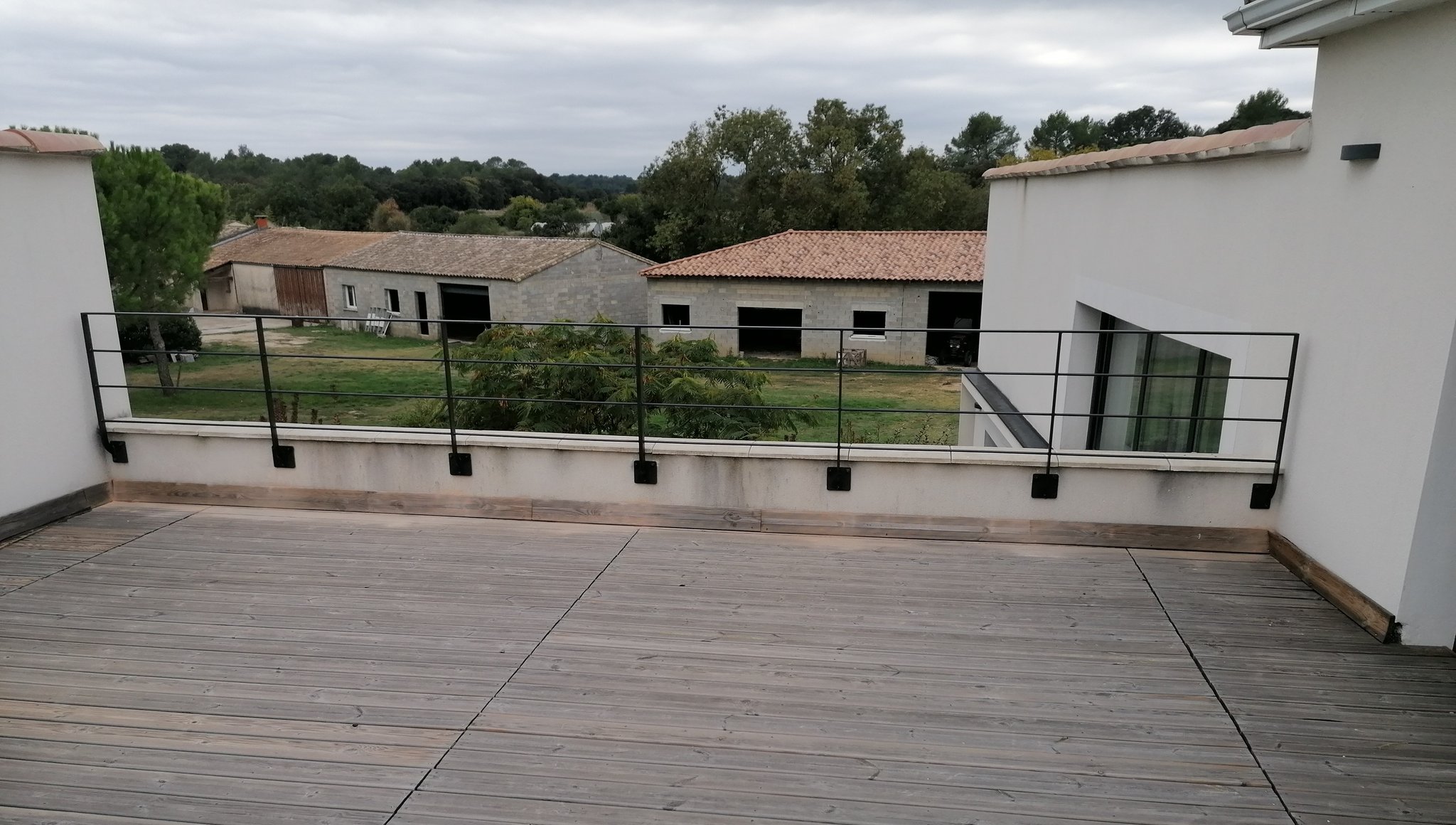 Garde corps de terrasse, lisses et poteaux en fer plat, Aigues-vives, Gard (30) Métalu d'Oc