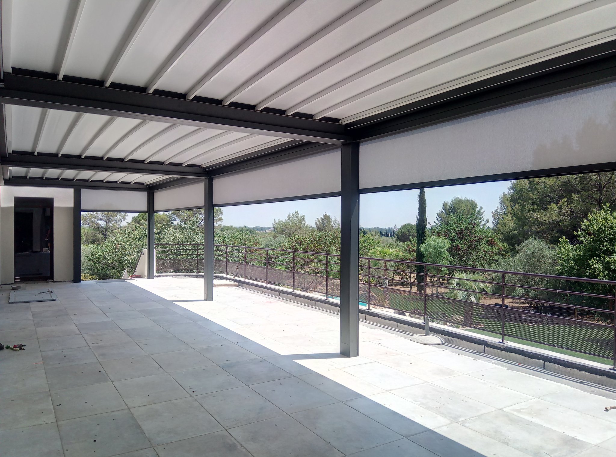 Pergola à toile rétractable avec système de récupération des eaux de pluie. Lunel, Hérault (34)  Métalud'Oc