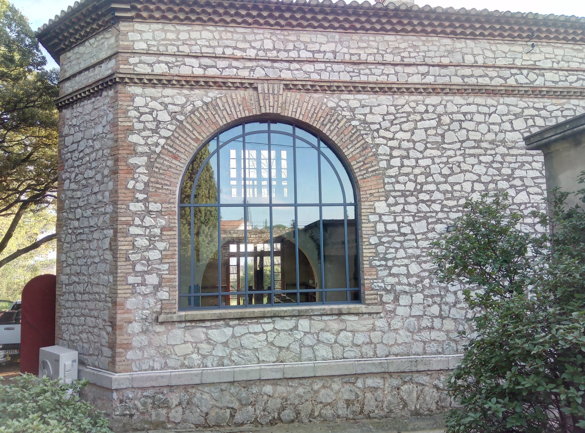 Châssis fixe en profils acier thermo-laqués. Villeneuve les Avignon, Gard (30) Métalu d'oc