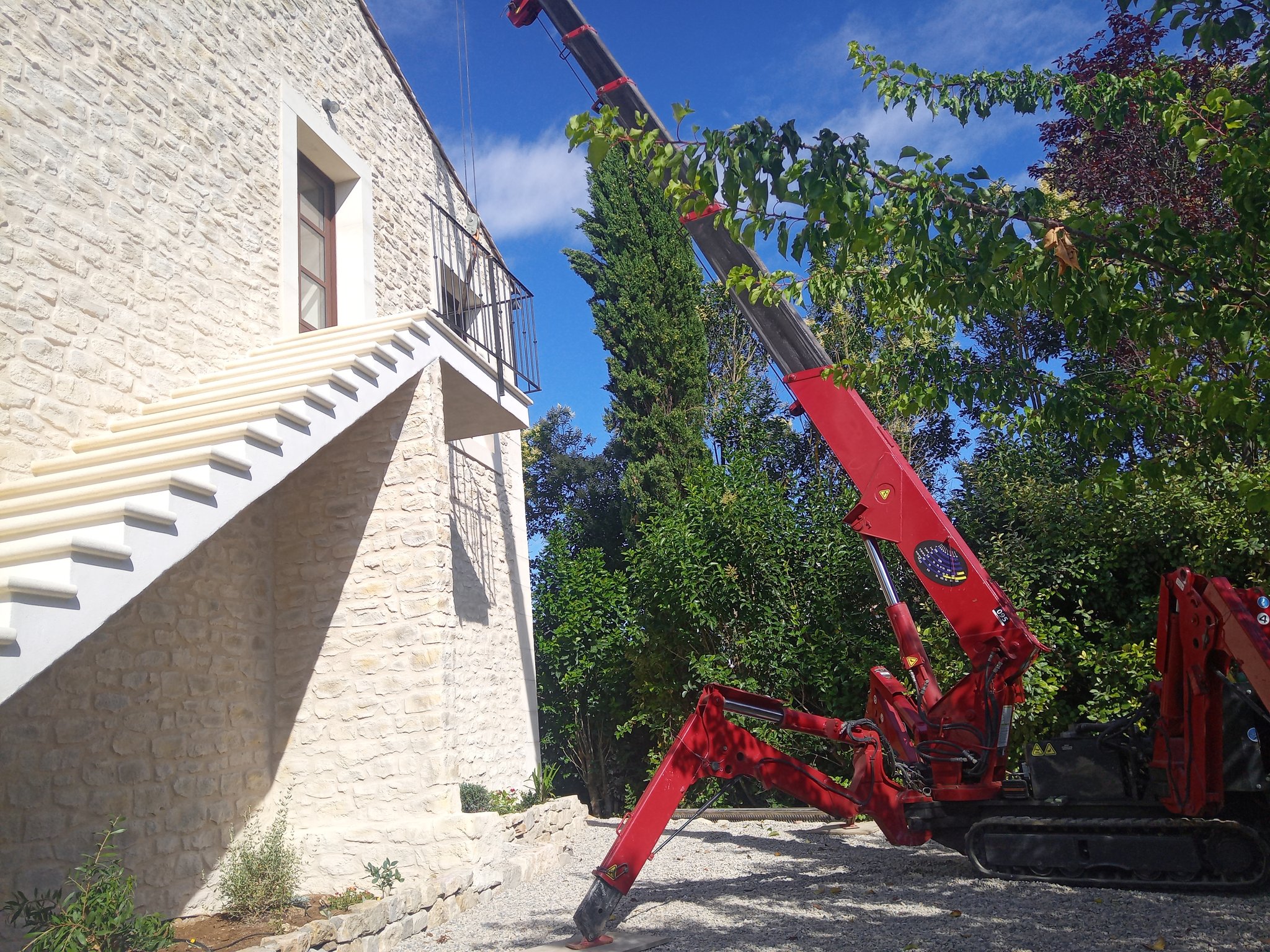 Pose d'une rampe traditionnelle à la mini grue. Fontanes, Gard (30) Métalu d'Oc