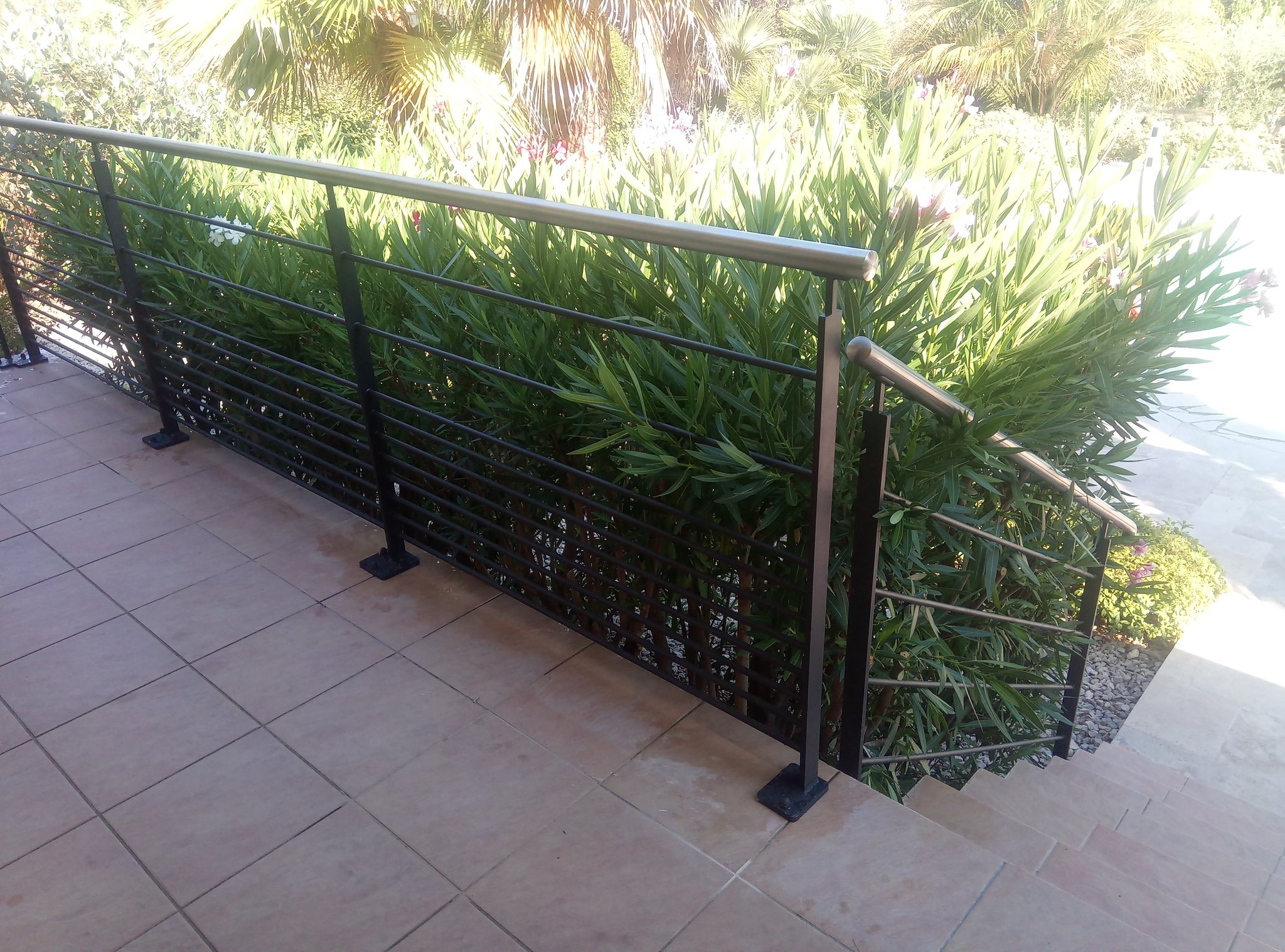 Garde corps extérieur lisse ronde et main courante inox brossé. Nages, Gard (30) Métalu d'oc