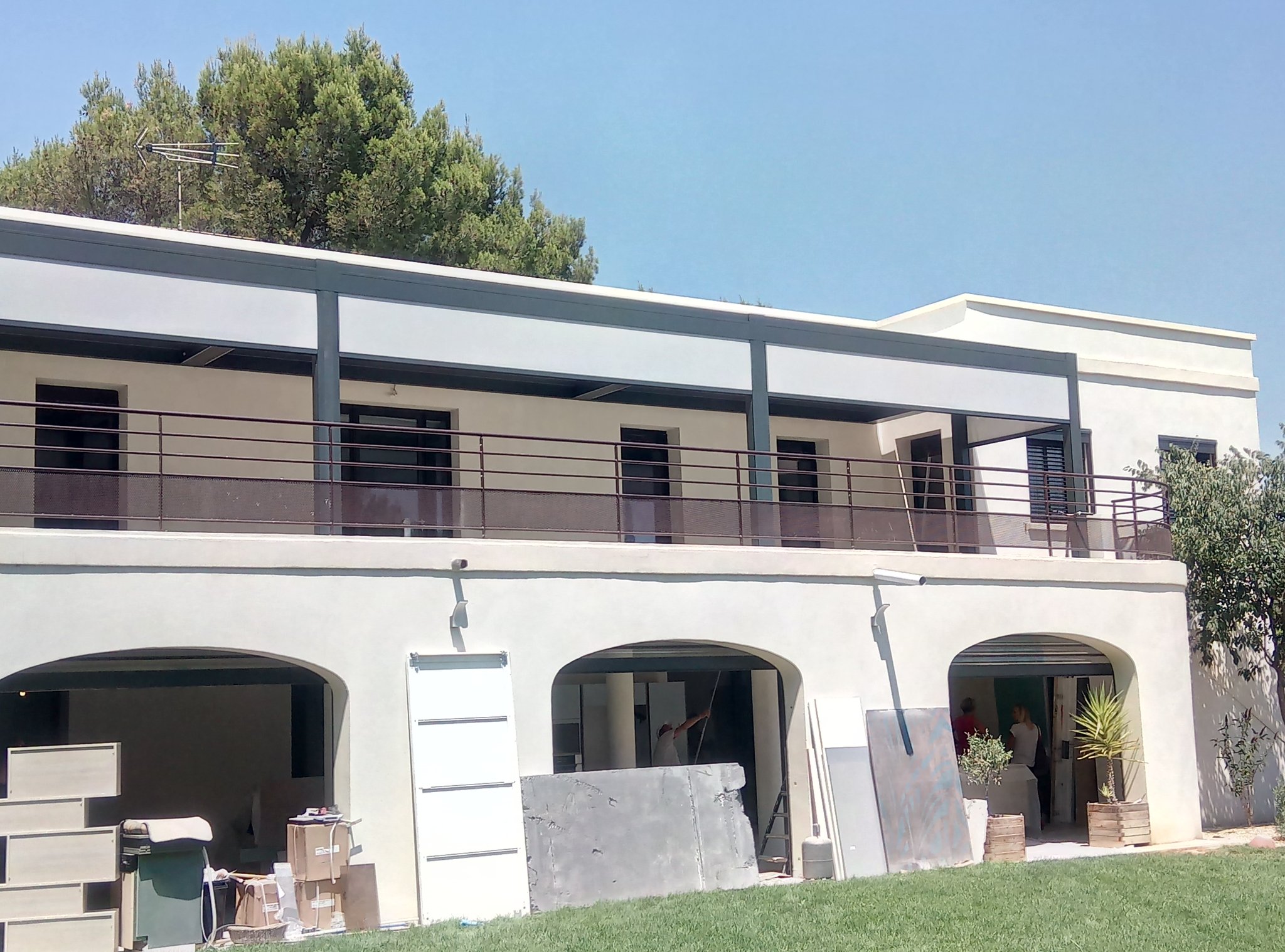 pergola à toile rétractable avec système de récupération des eaux de pluie. Lunel, Hérault (34)  Métalud'Oc