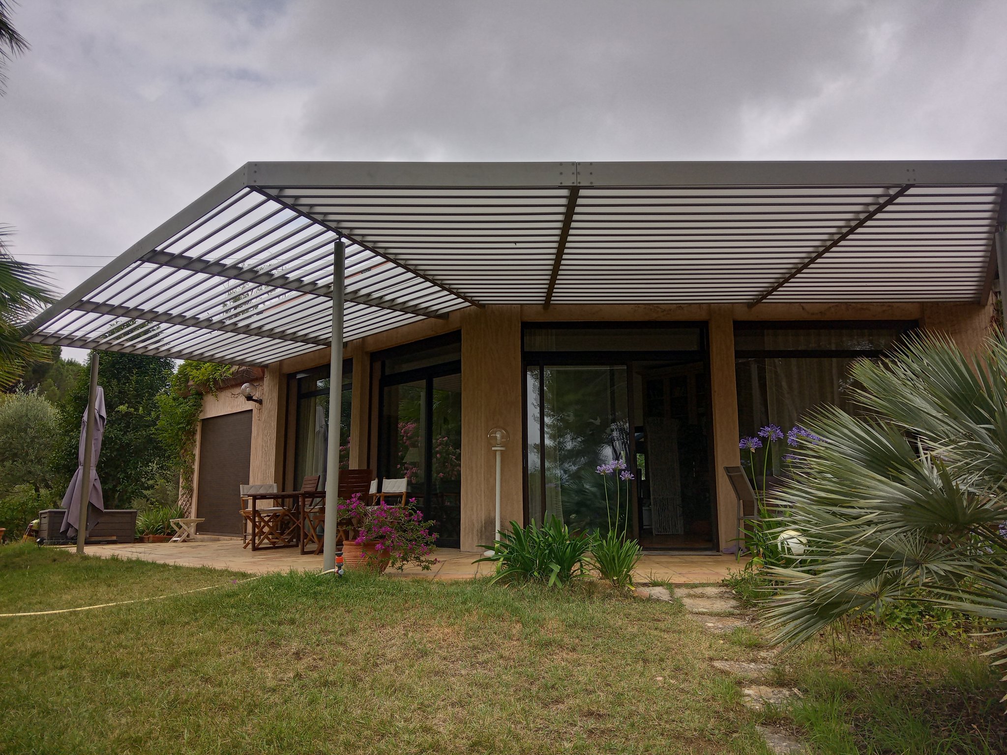Pergola contemporaine, lames alu laquée, protection en polycarbonate, Gallargues le montueux, Gard (30) Métalud'Oc