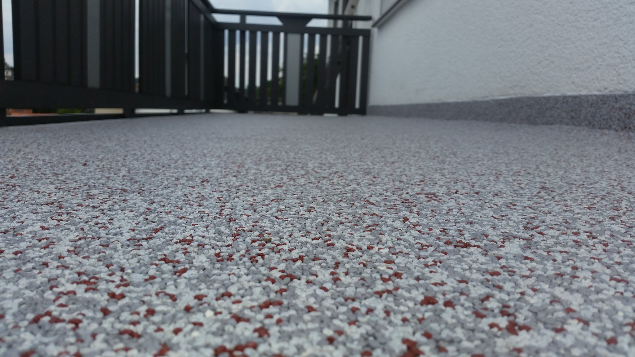 Sanierung eines Balkons mit einem Steinteppich - Mario Bogisch Bausysteme