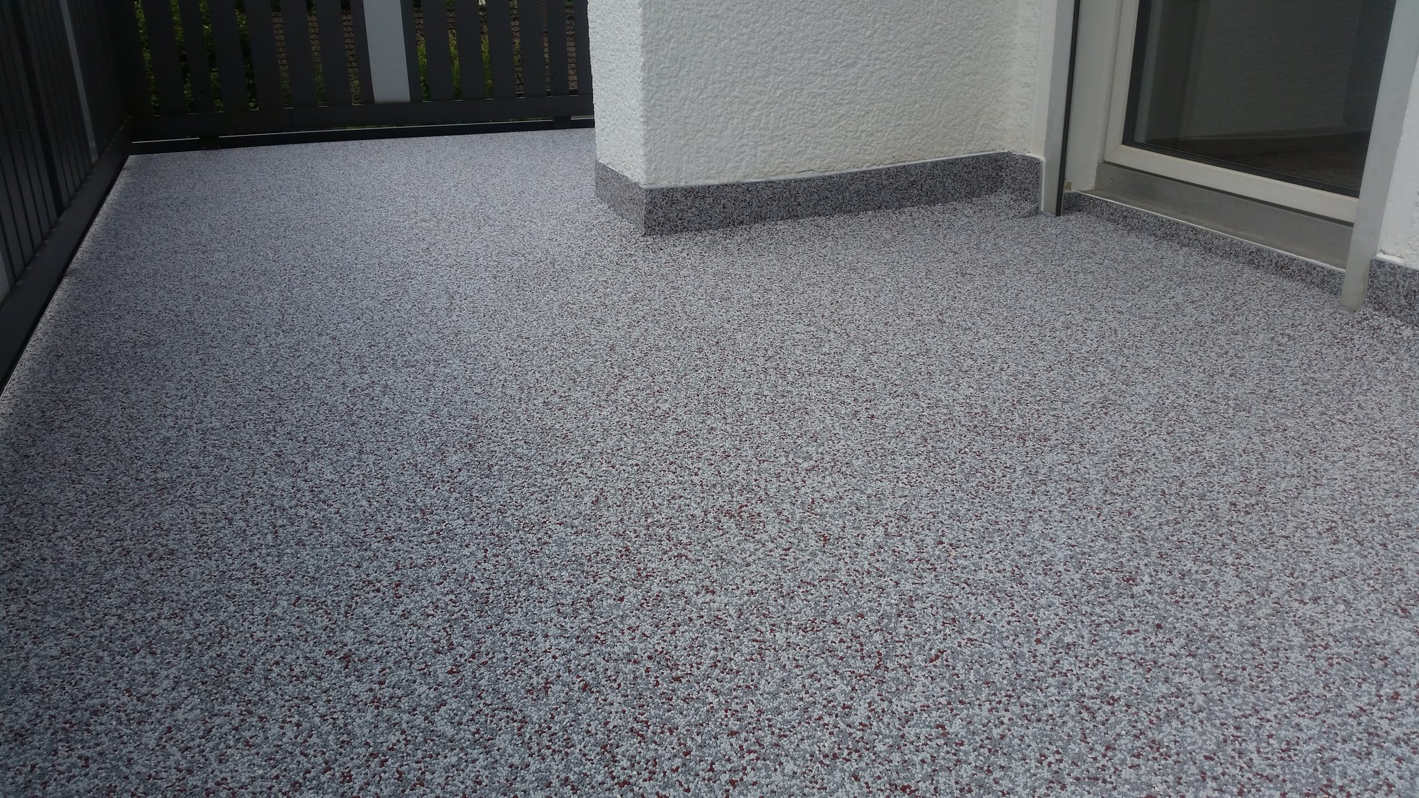 Sanierung eines Balkons mit einem Steinteppich - Mario Bogisch Bausysteme